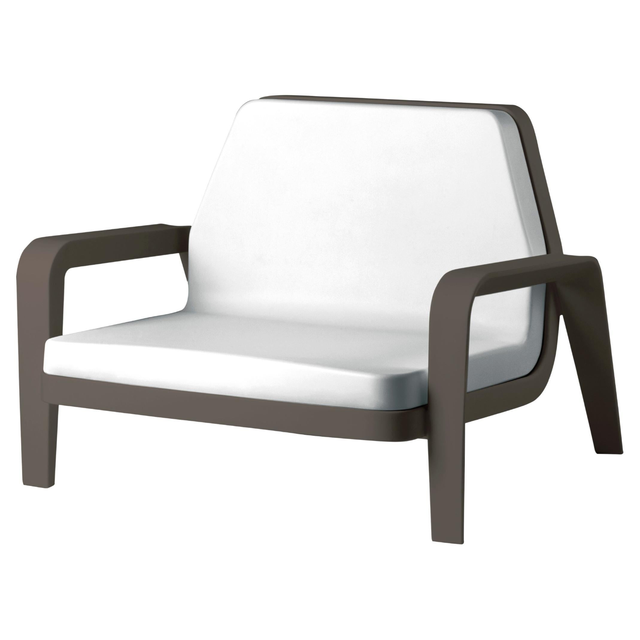 Slide Design America Sessel aus weichem weißem Stoff mit schokoladenbraunem Rahmen
