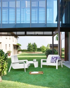 Poltrona Slide Design America in morbido tessuto bianco con struttura grigio tortora