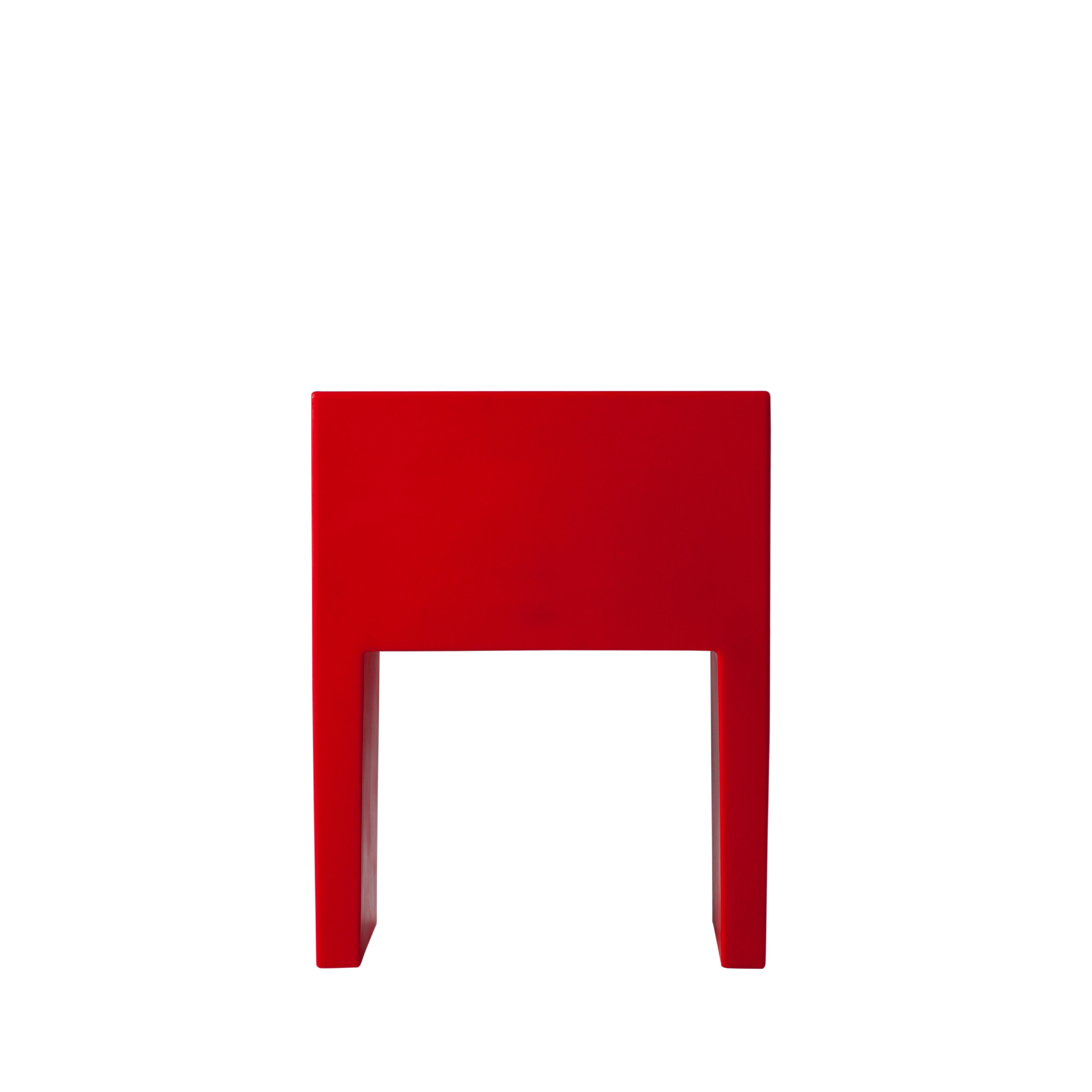 Angolo Retto is a chair with an extremely compact design: its dimensions and its essential shape make it an ideal product for both contract and private homes. Angolo Retto customizes outdoor and indoor areas with a touch of colour, both in standard