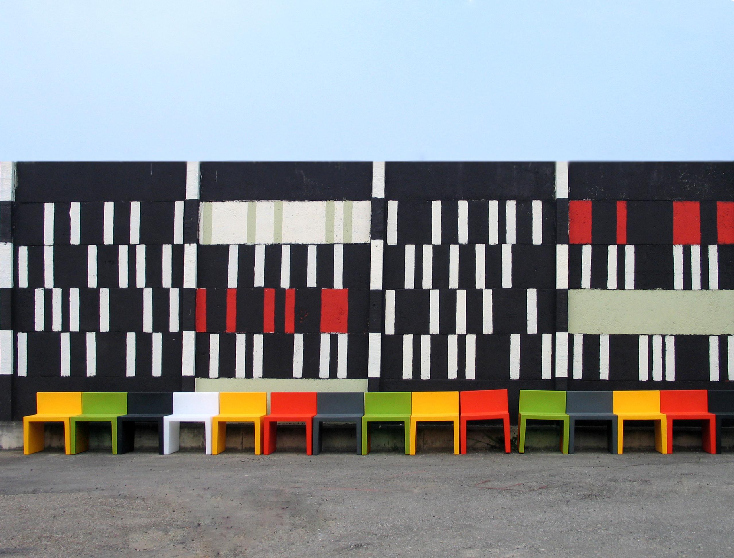 Angolo Retto est une chaise au design extrêmement compact : ses dimensions et sa forme essentielle en font un produit idéal pour les collectivités et les particuliers. Angolo Retto personnalise les espaces extérieurs et intérieurs avec une touche de
