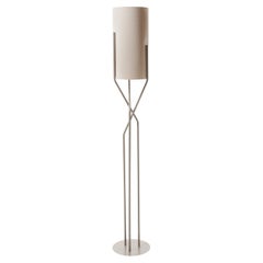 Aura Stehlampe im Slide-Design mit elfenbeinfarbenem, weißem Lampenschirm und perlengrauem Stempel
