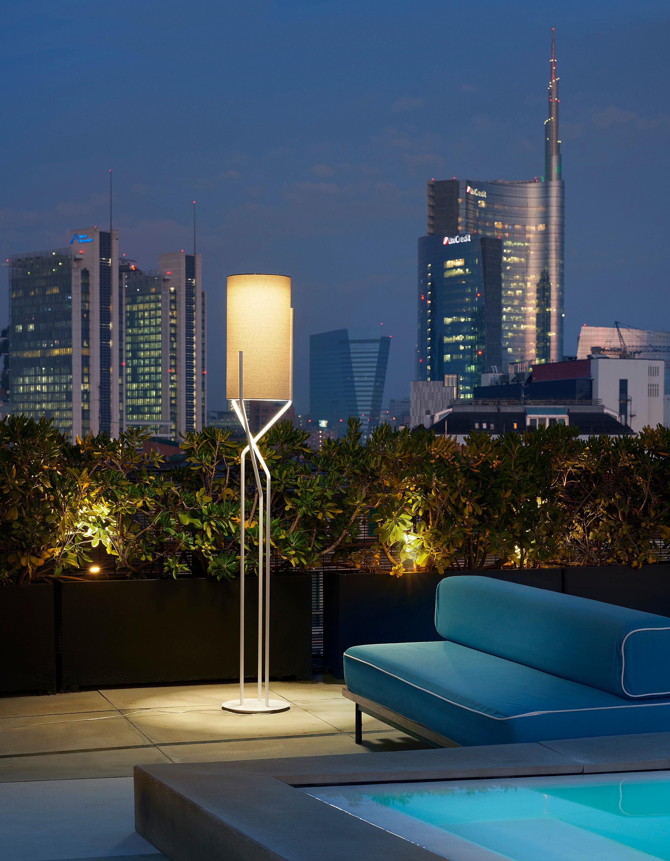 Aura Stehlampe im Slide-Design mit elfenbeinfarbenem, weißem Lampenschirm und weißem Stiel (21. Jahrhundert und zeitgenössisch) im Angebot