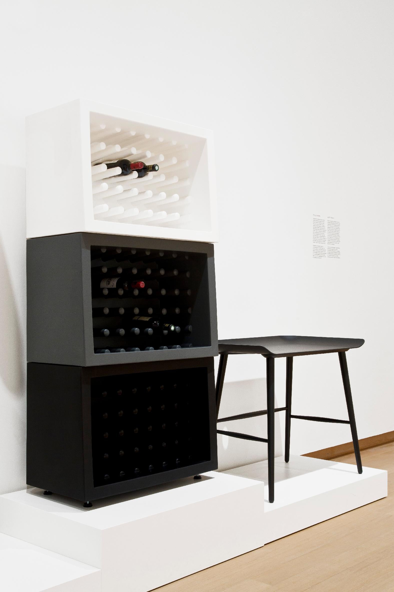 Bachus ist ein ungewöhnliches Flaschenregal, das von dem berühmten Designer Marcel Wanders entworfen wurde. Seine Modularität und sein essentielles Design passen nicht nur zu zeitgenössischen Einrichtungen, sondern auch zu klassischen Möbeln. Bachus