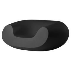 Fauteuil de salon Chubby Slide Design en noir jais par Marcel Wanders