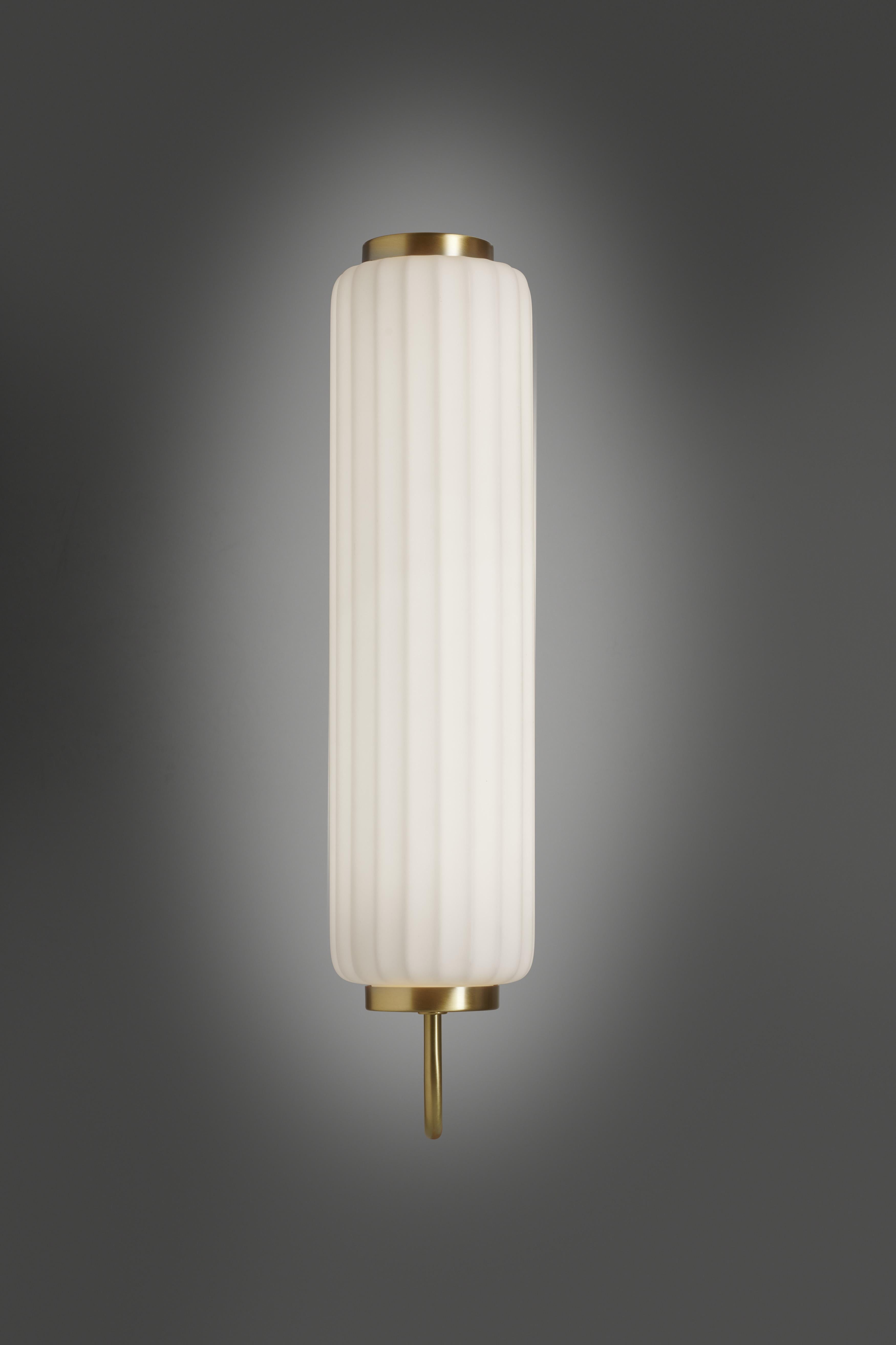Cordiale Applique reminds of a balance among functional, technical and aesthetics aspects. The line, essential and embellished by the brass finishing, is a tribute to Art Déco, with all the contemporaneity of polyethylene. The lamp is available in