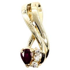 Ciondolo con rubino e diamante in oro giallo 14k
