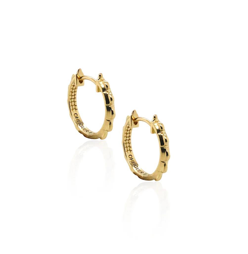 Apílalos para conseguir un efecto elevado. Meticulosamente elaboradas, con nuestra característica filigrana, estas criaturas darán a tu look un toque insuperable.

Lectura para enviar en oro amarillo de 18 quilates
Oro de origen ético
Par de aros