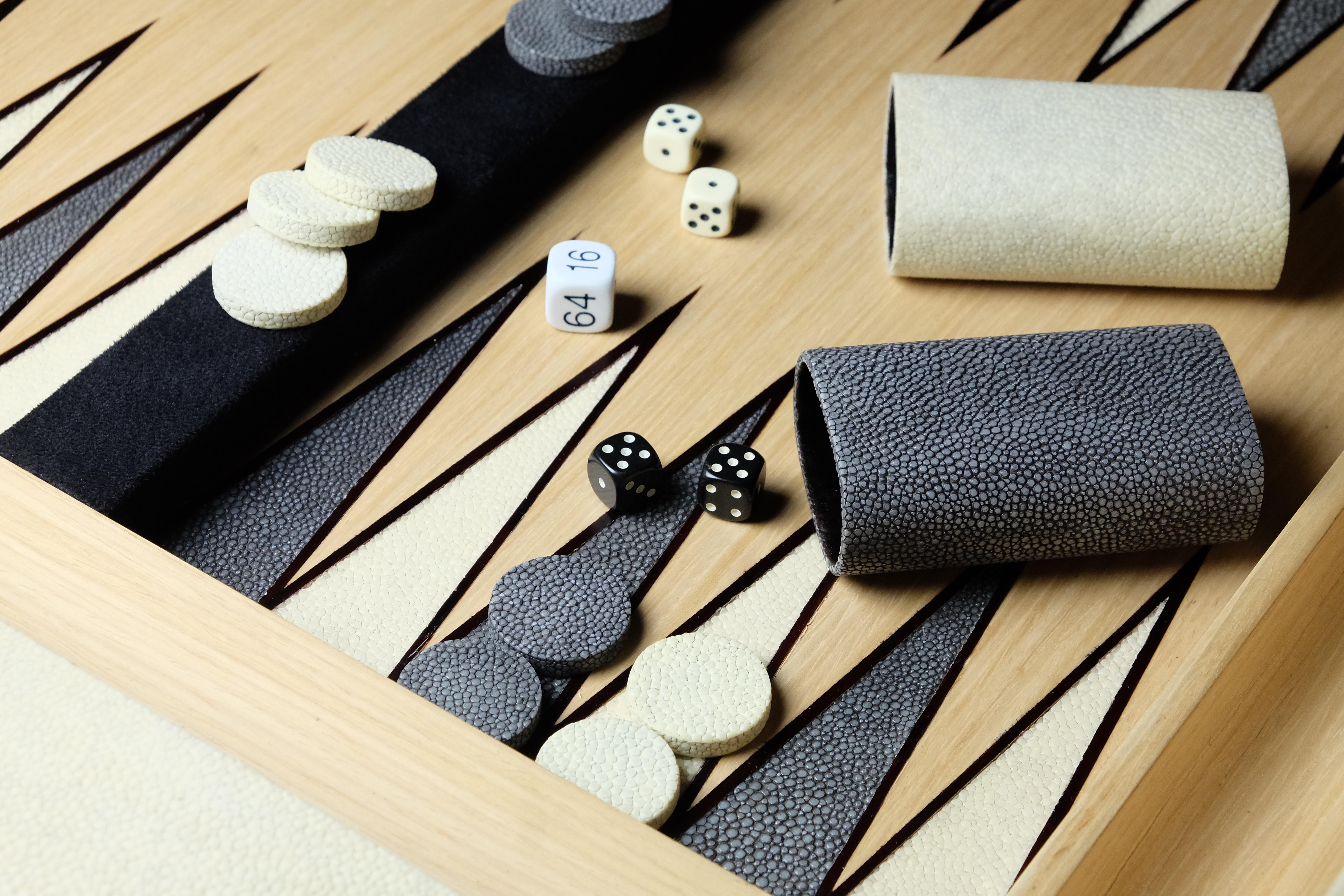 Backgammon-Spieltisch mit Schiebeplatte von Ginger Brown (Gebürstet) im Angebot