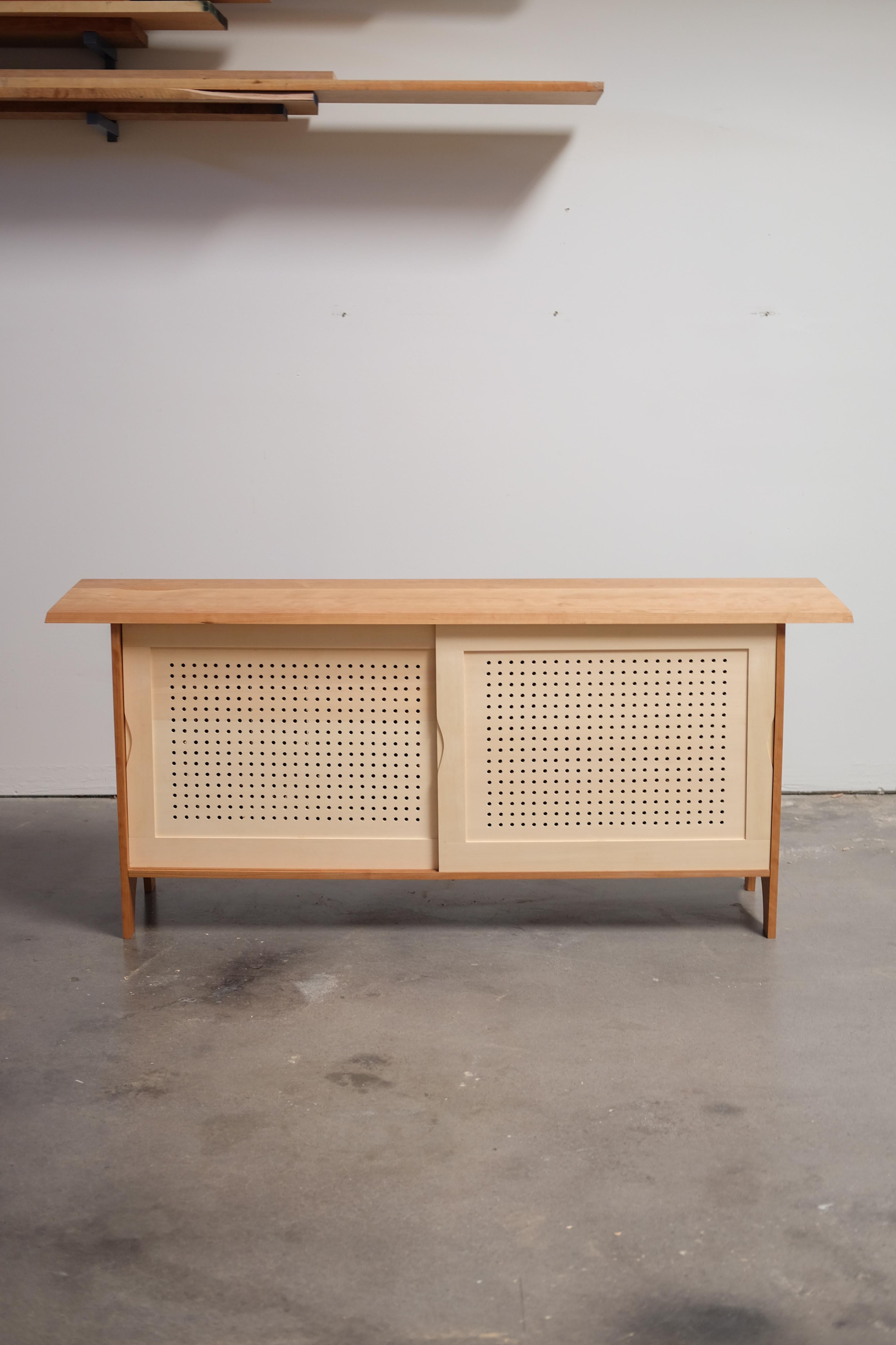 Armadio scorrevole di Nick Sugihara
Dimensioni: P 45,72 x L 180,34 x H 78,74 cm. 
Materiali: Legno di ciliegio oliato.

Disponibile in ciliegio e cedro dell'Alaska. Contattateci.

Sugihara Fine Furniture è un piccolo studio di arredamento e interni