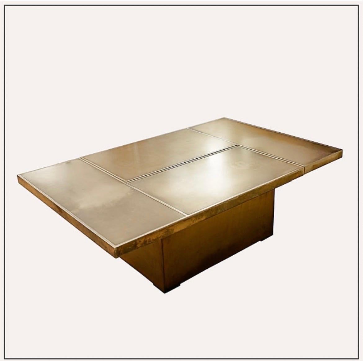 Sliding Coffee Table with Hidden Bar - belgo Chrom 1970s

Wear consistent with age and use.
 

Hollywood regency - Table/Bar
Measure close : 125x80cm H:42,5cm 
Open : W: 96cm D: 120cm
Materials : Metal - bras - mirror bar 