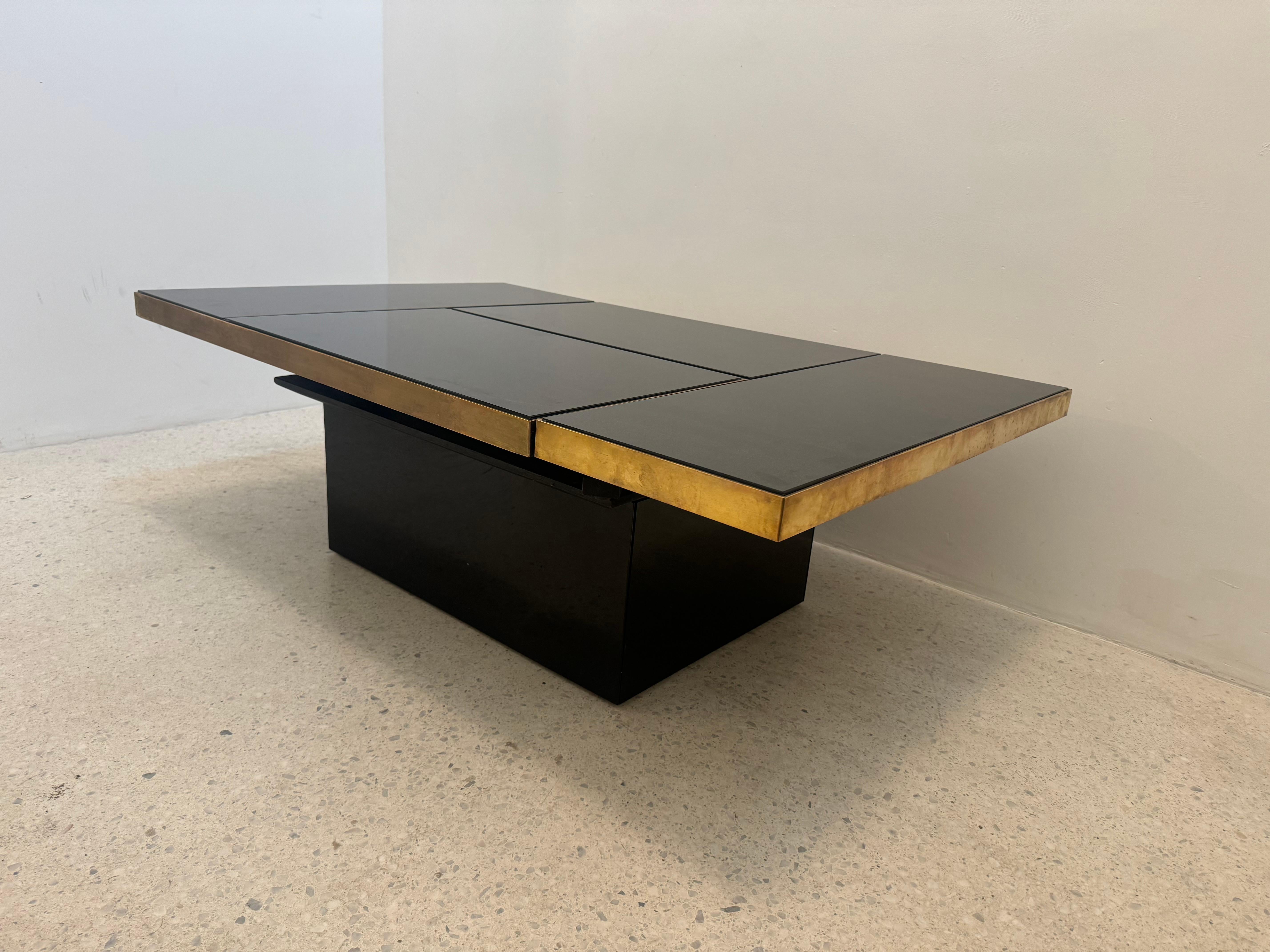 Table basse vintage en verre noir et laiton - Design géométrique, élégance moderniste des années 1970 par la manufacture belge Belgo Chrom

Frappante et sculpturale, cette table basse vintage est une pièce d'apparat qui respire le luxe moderniste.