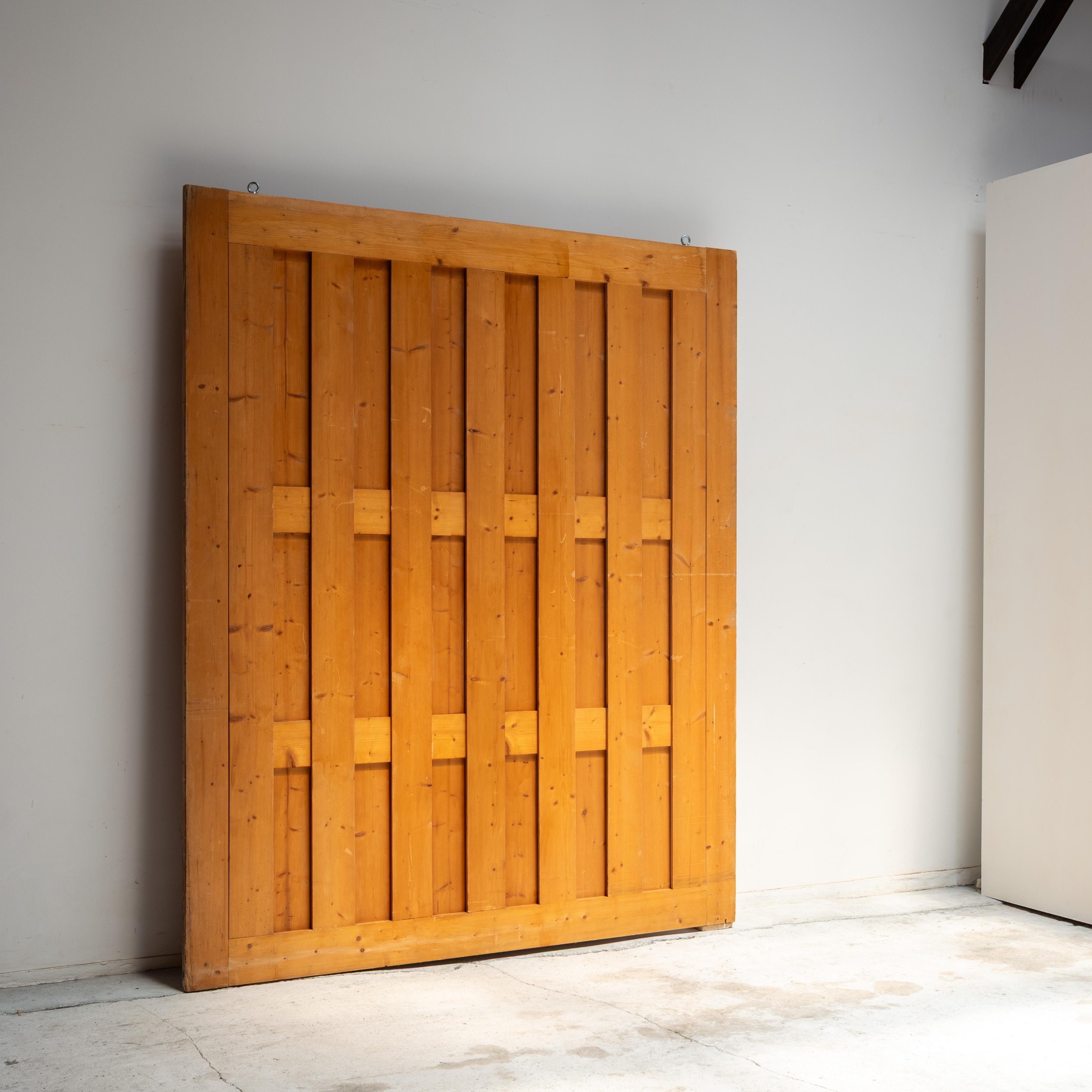 Une pièce authentique provenant du projet alpin privé de Charlotte Perriand à Meribel les Allues, en France. Fabriqué au début des années 1960 dans le cadre d'un chalet de montagne pionnier, ce panneau de porte coulissante reflète sa philosophie