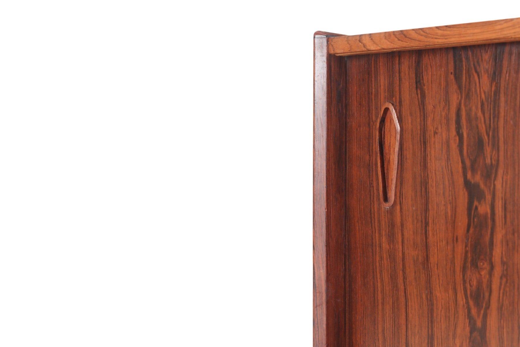 Origine: Danimarca
Progettista: Sconosciuto
Produttore: Sconosciuto
Epoca: anni '60
Materiali: Palissandro
Misure: 39,5″ di larghezza x 16″ di profondità x 32″ di altezza