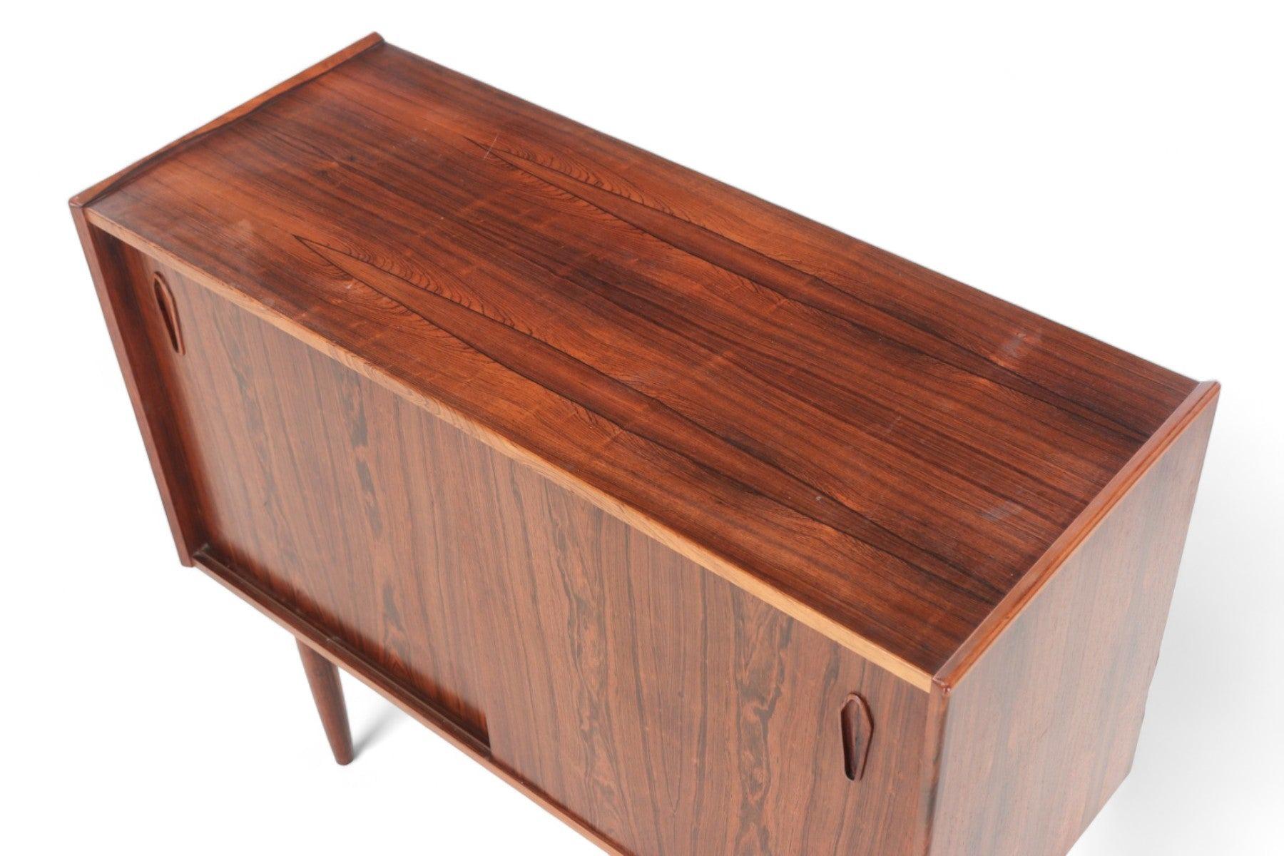 Mid-Century moderno Credenza danese ad ante scorrevoli in legno di palissandro con tiranti diamantati in vendita