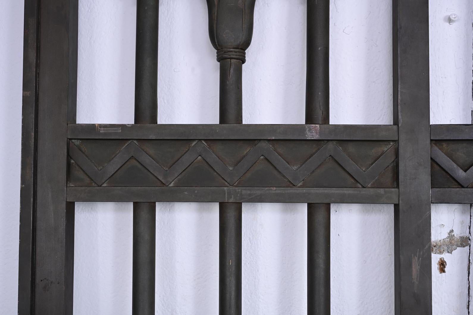 Sliding Gate with Egyptian-Inspired Design In Good Condition For Sale In SAINT-OUEN-SUR-SEINE, FR
