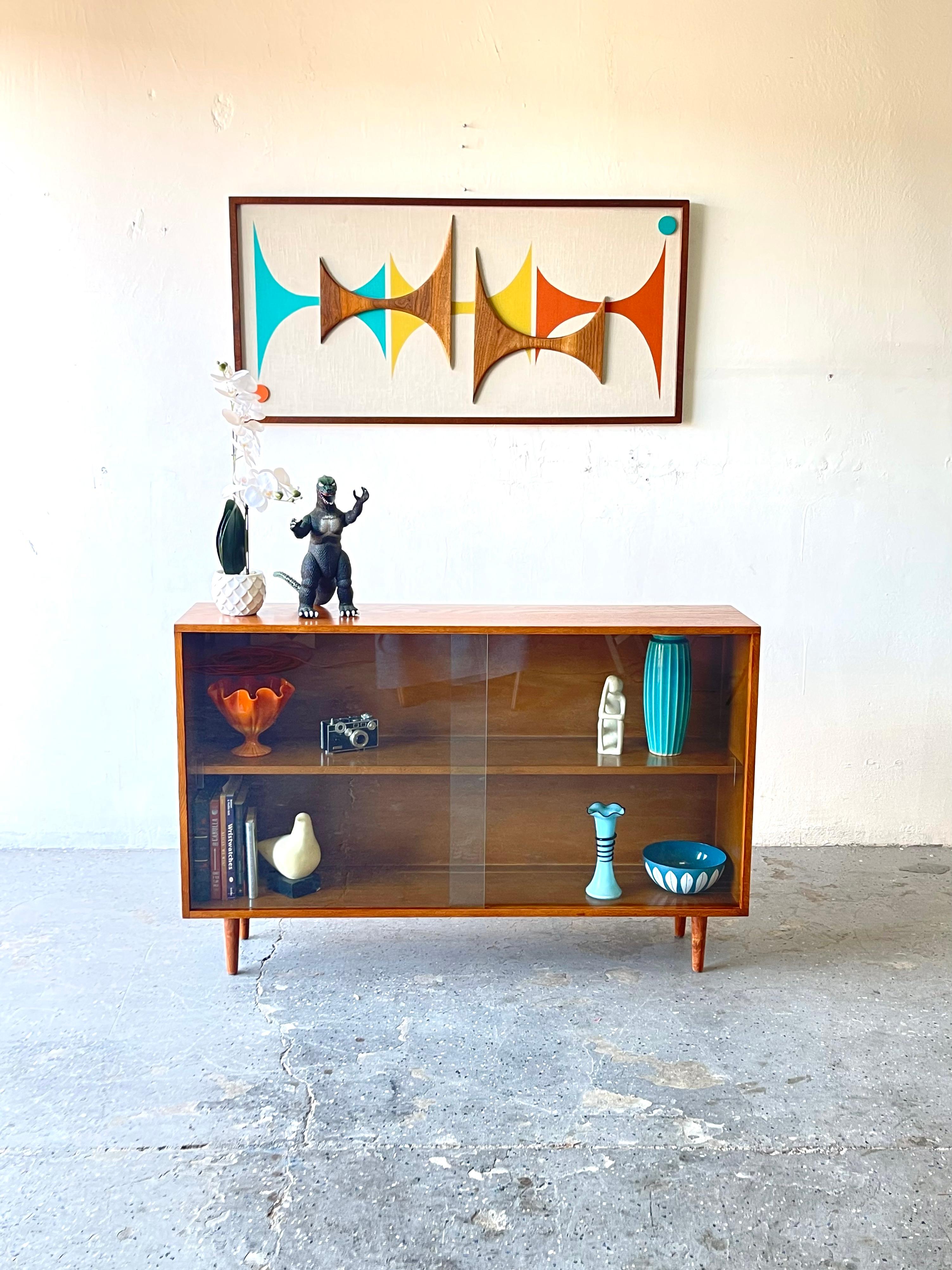 Sliding glass door Mid-Century Modern China display cabinet bookcase.

Need a place to store books, glassware or something else cool that you like to collect? This mid century modern cabinet with glass doors is a great solution!

This vintage