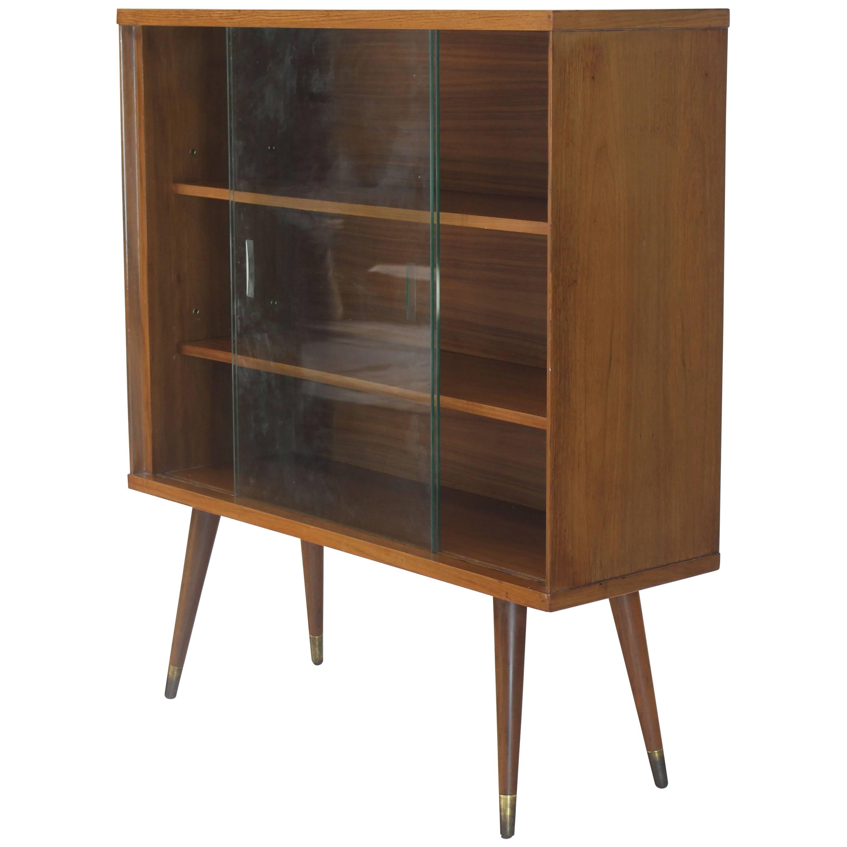 Armoire bibliothèque moderne du milieu du siècle avec portes coulissantes en verre
