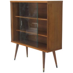 Armoire bibliothèque moderne du milieu du siècle avec portes coulissantes en verre