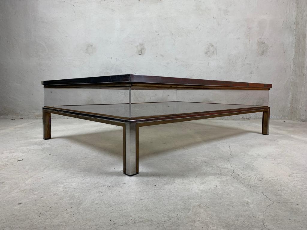 Vintage display coffee table with a sliding glass top.

This luxurious coffee table is made from brass, glass top and bottom and plexiglass sides.

It is ideal to display curio and store magazines,.

Good condition

1970s - Belgium