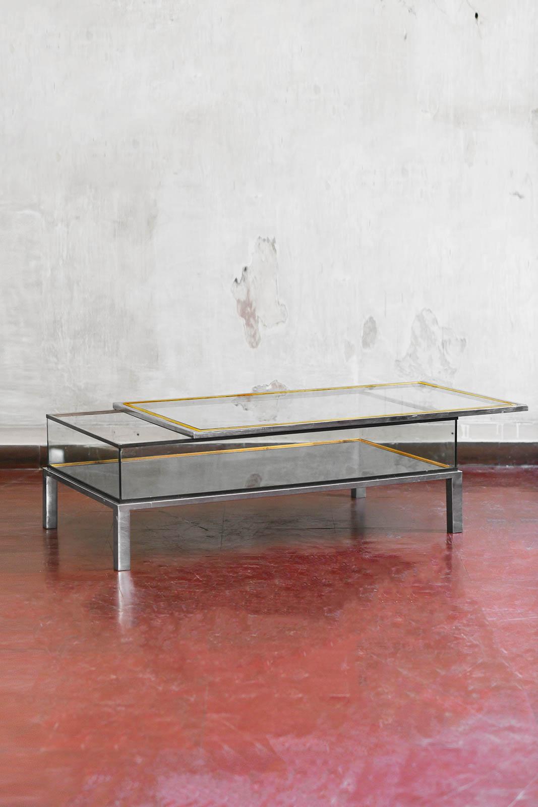 Table à plateau coulissant avec étagère et cadre en laiton, dans le style de la Maison Jansen, années 70 Bon état - En vente à Roma, RM