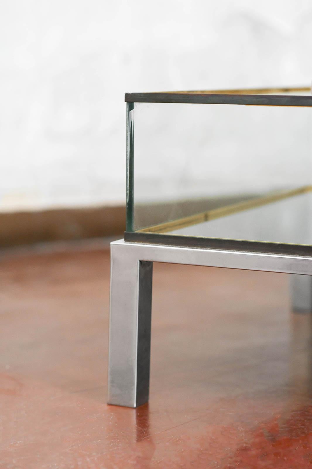Laiton Table à plateau coulissant avec étagère et cadre en laiton, dans le style de la Maison Jansen, années 70 en vente