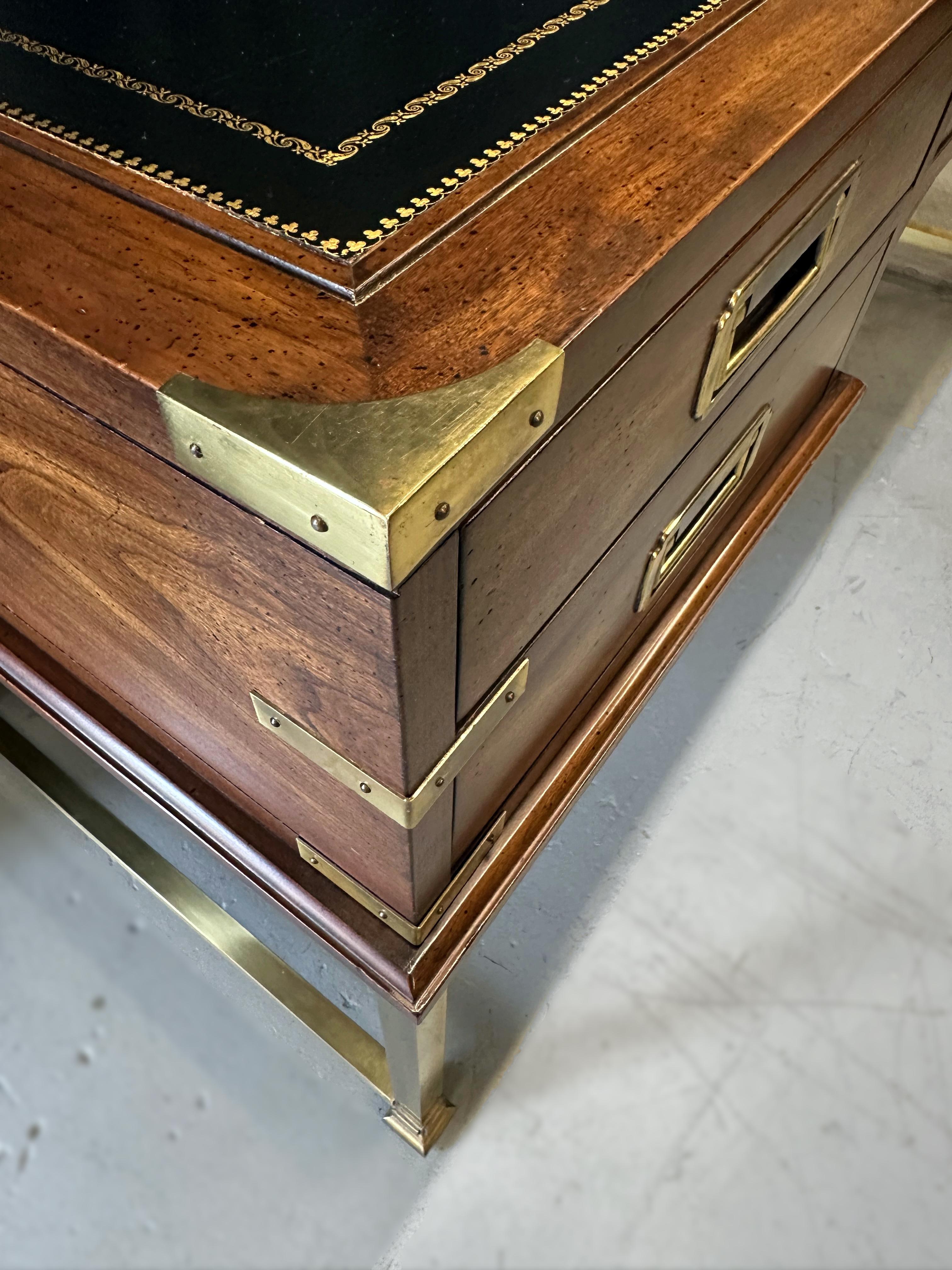 Scrivania Campaigner di Sligh Furniture in cuoio, mogano e ottone in vendita 5