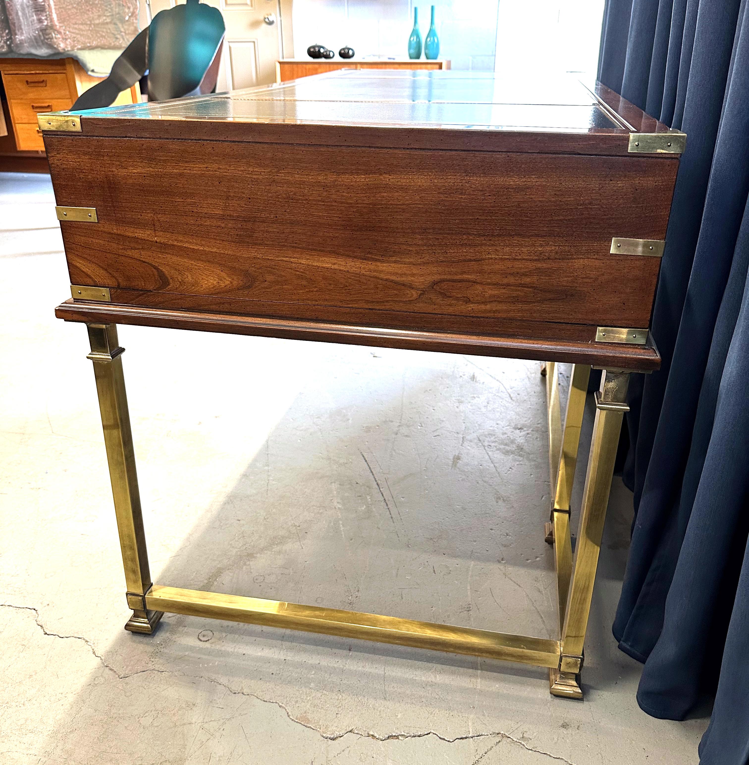 Scrivania Campaigner di Sligh Furniture in cuoio, mogano e ottone in vendita 9