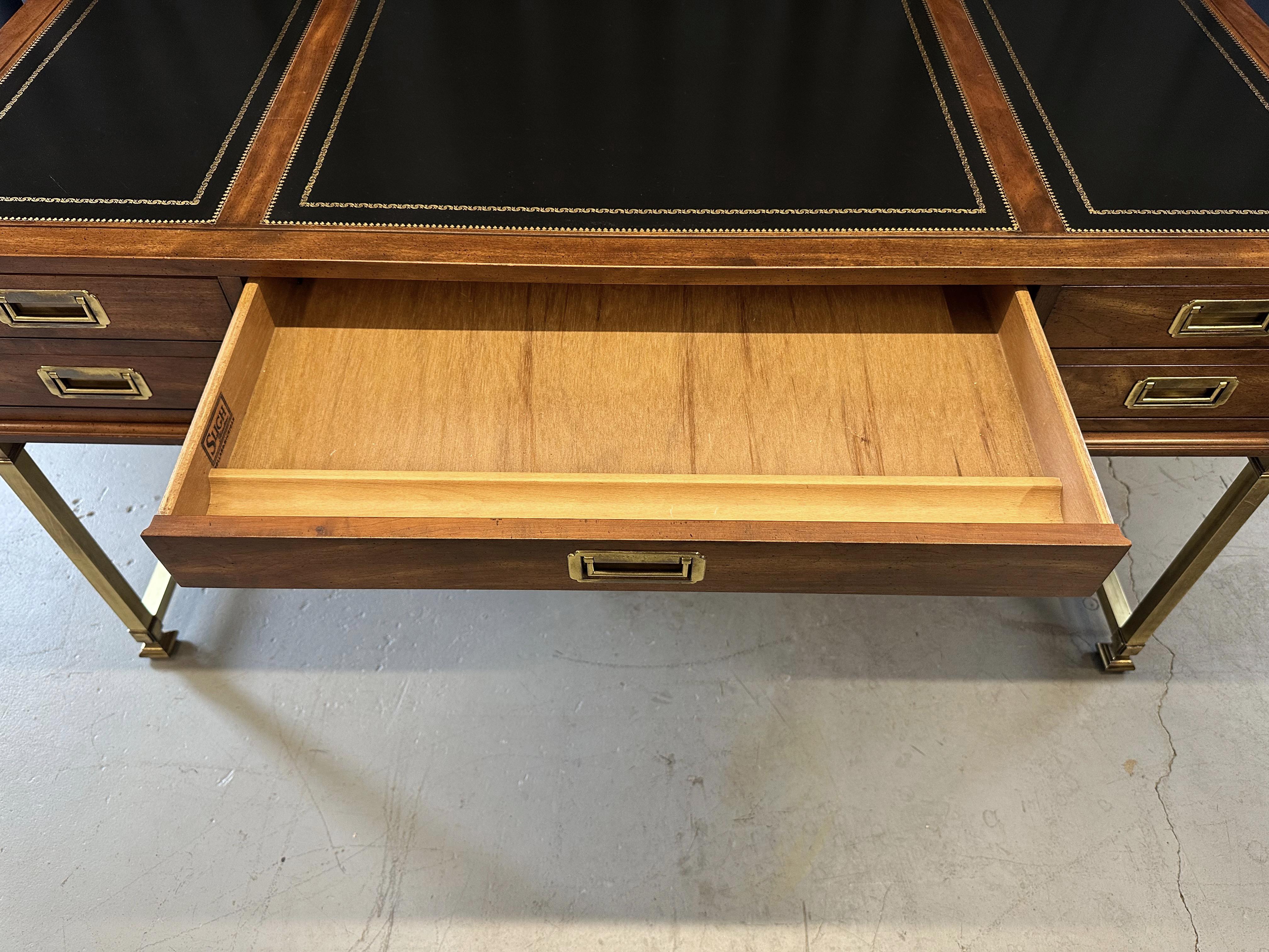 Scrivania Campaigner di Sligh Furniture in cuoio, mogano e ottone in vendita 11