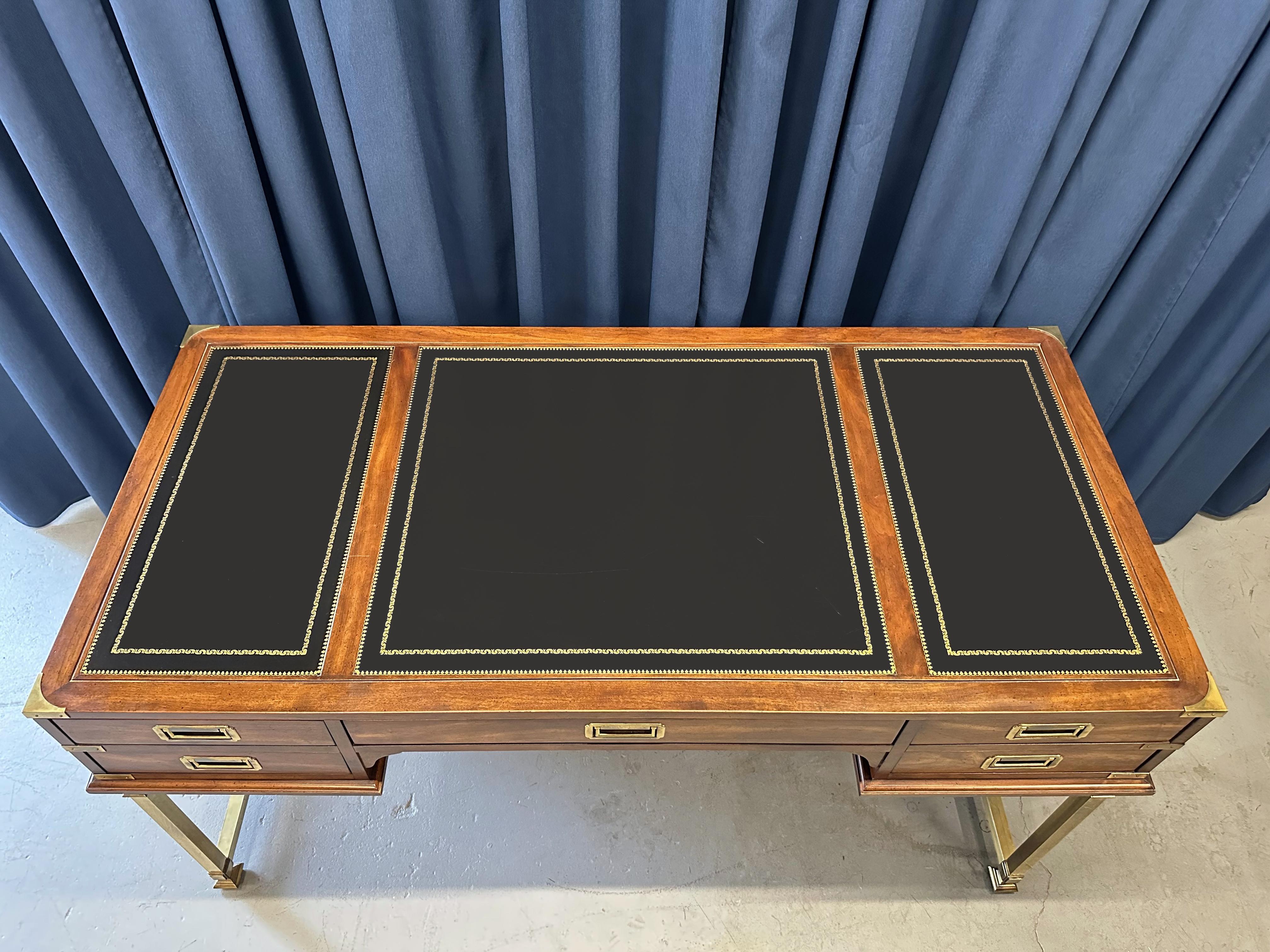 Classica e raffinata, questa scrivania direzionale in stile Campaigner del 1978 di Sligh Furniture combina l'artigianato tradizionale con la funzionalità moderna. Questa scrivania è caratterizzata da un mogano ricco di venature e da finiture in