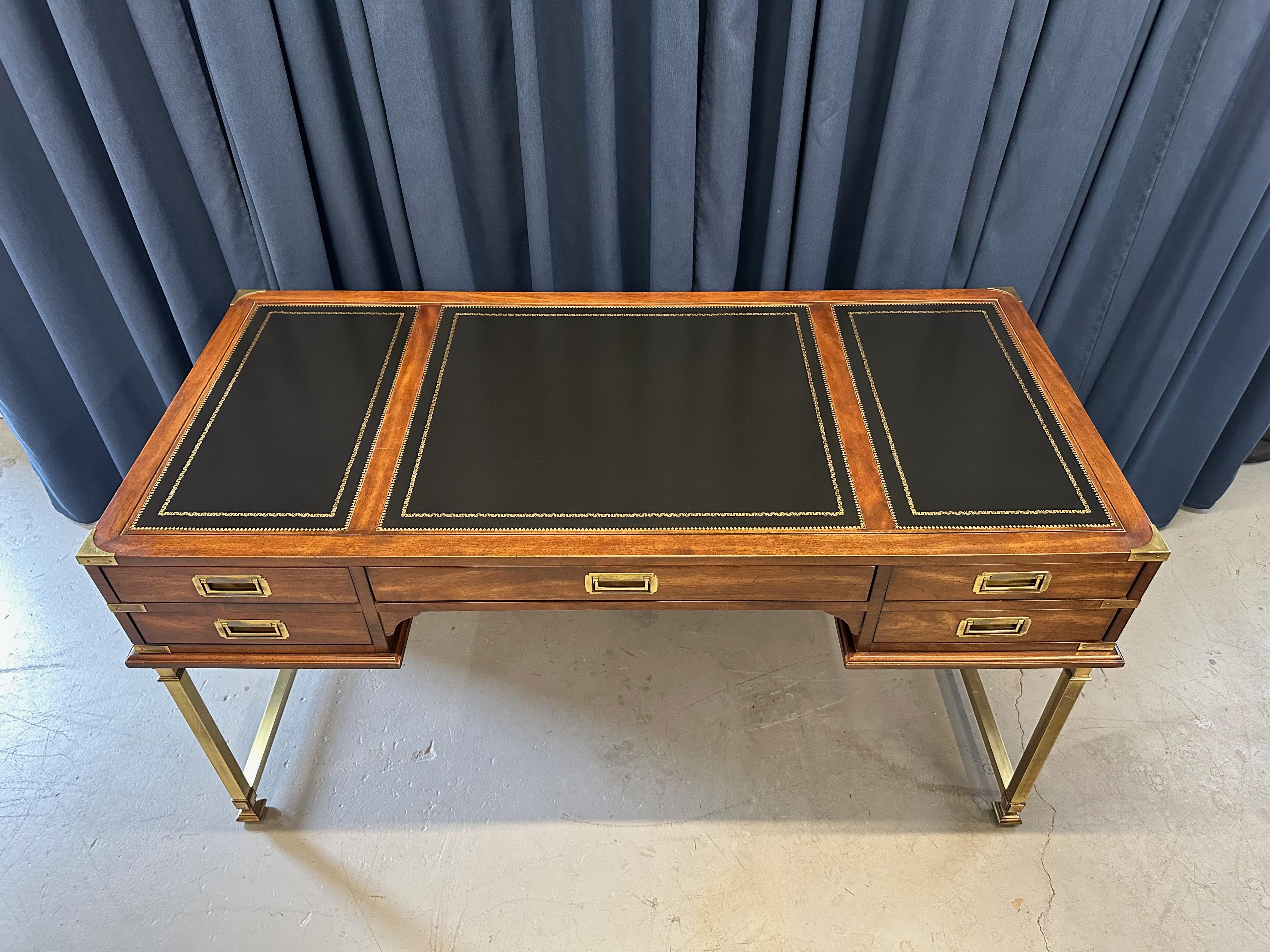 Dieser klassische und raffinierte Schreibtisch im Campaigner-Stil von Sligh Furniture aus dem Jahr 1978 verbindet traditionelle Handwerkskunst mit moderner Funktionalität. Dieser Schreibtisch besteht aus reich gemasertem Mahagoni mit massiven
