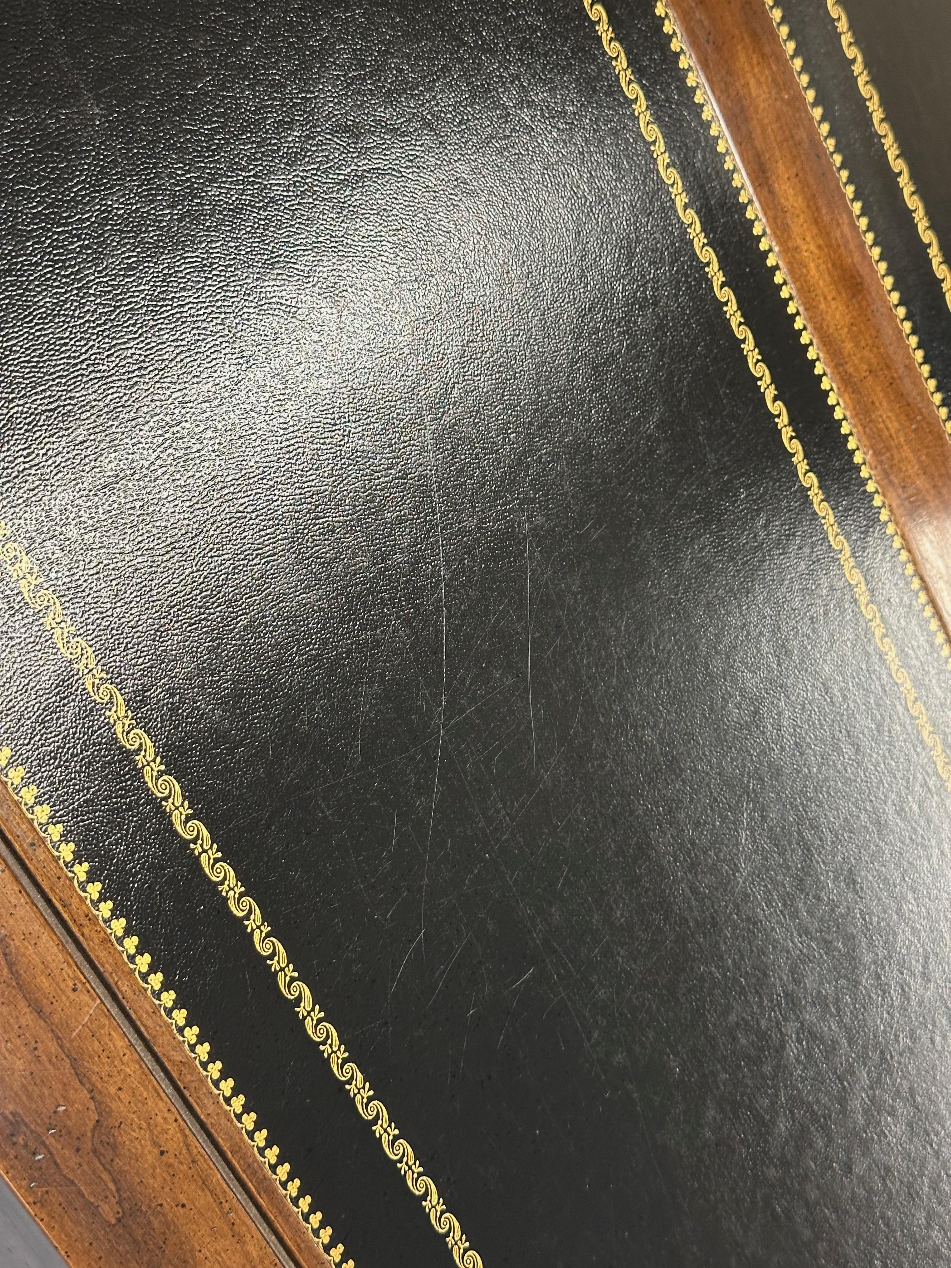 Americano Scrivania Campaigner di Sligh Furniture in cuoio, mogano e ottone in vendita