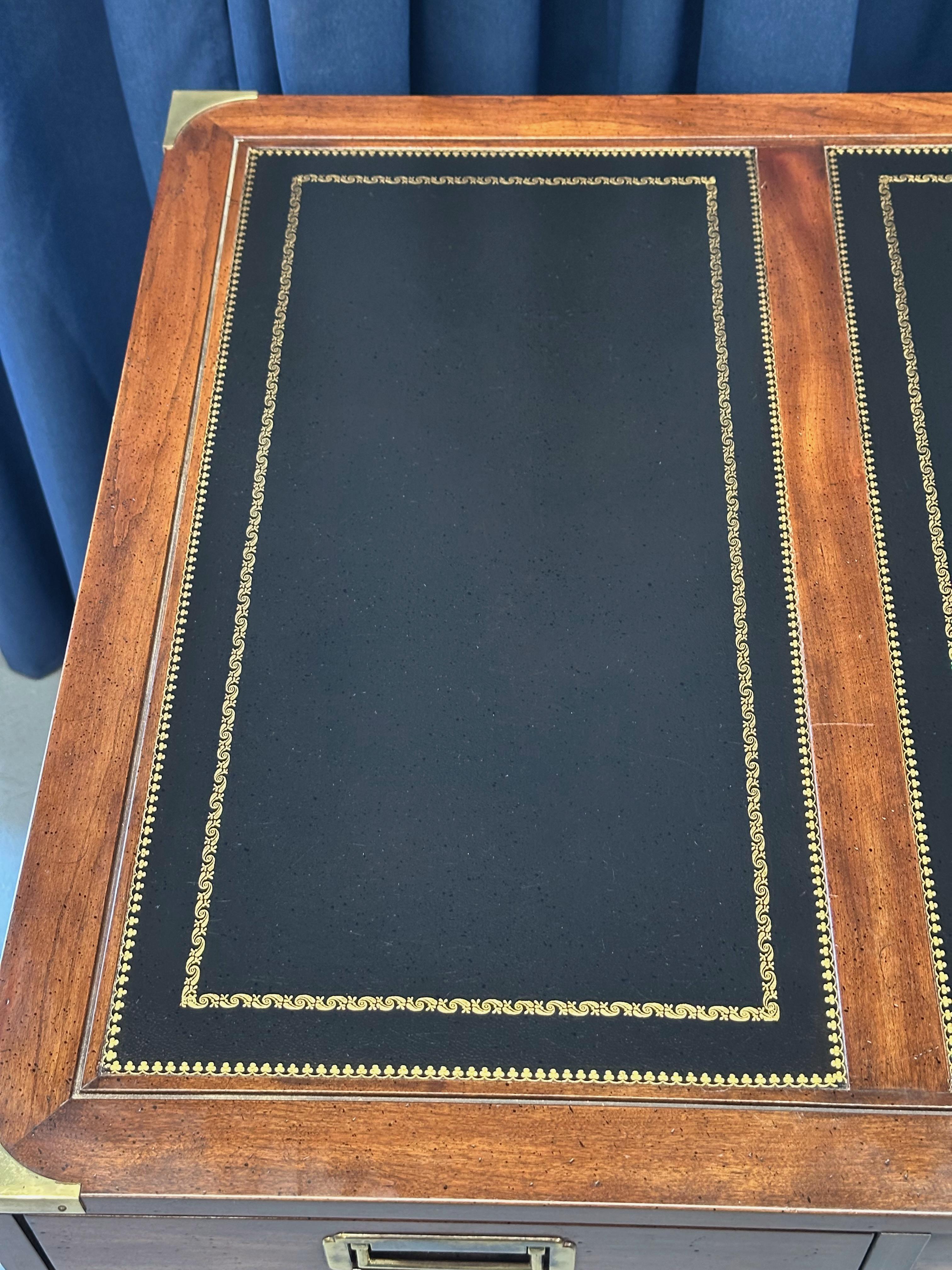 Goffrato Scrivania Campaigner di Sligh Furniture in cuoio, mogano e ottone in vendita