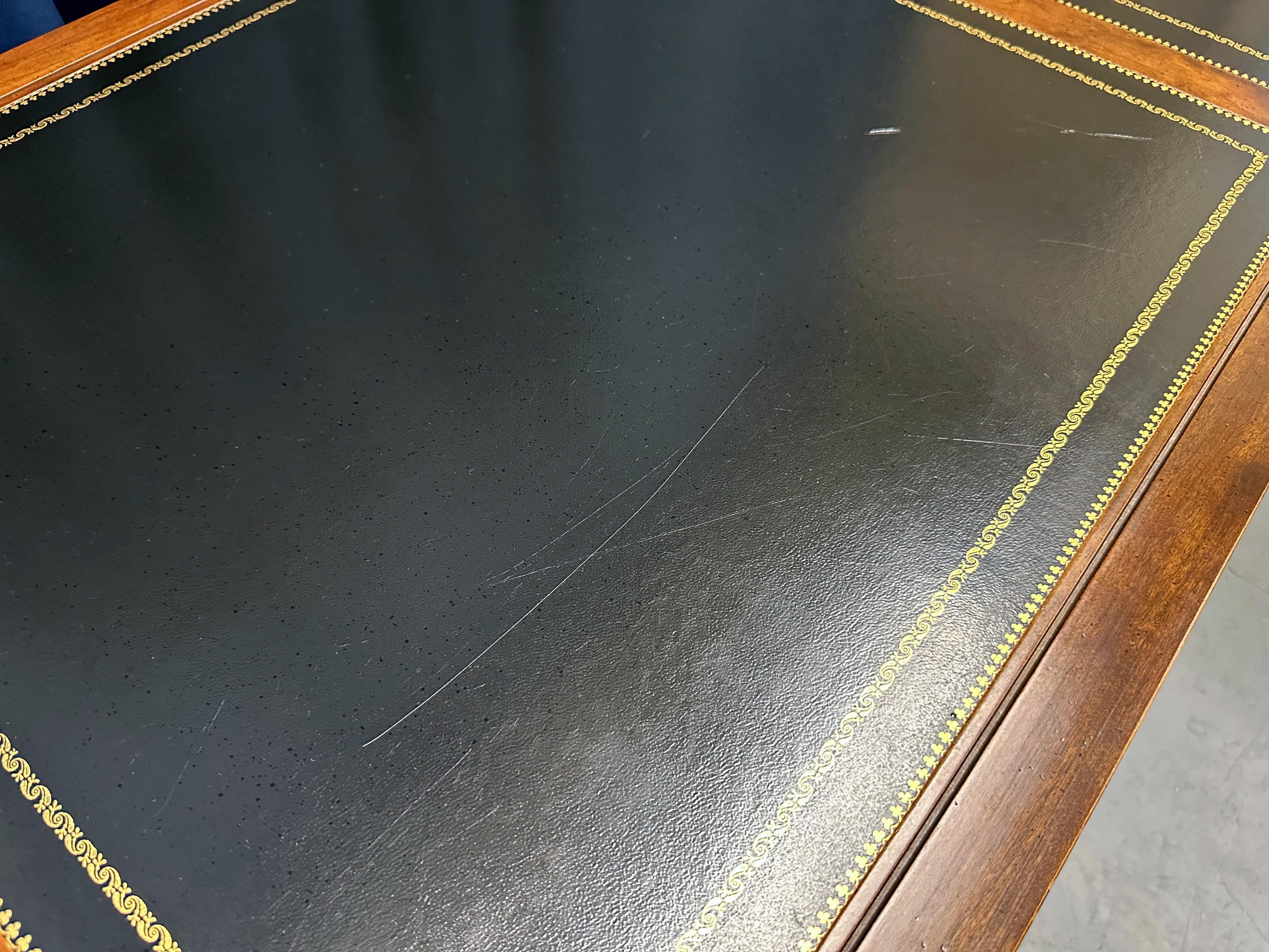 Fine XX secolo Scrivania Campaigner di Sligh Furniture in cuoio, mogano e ottone in vendita