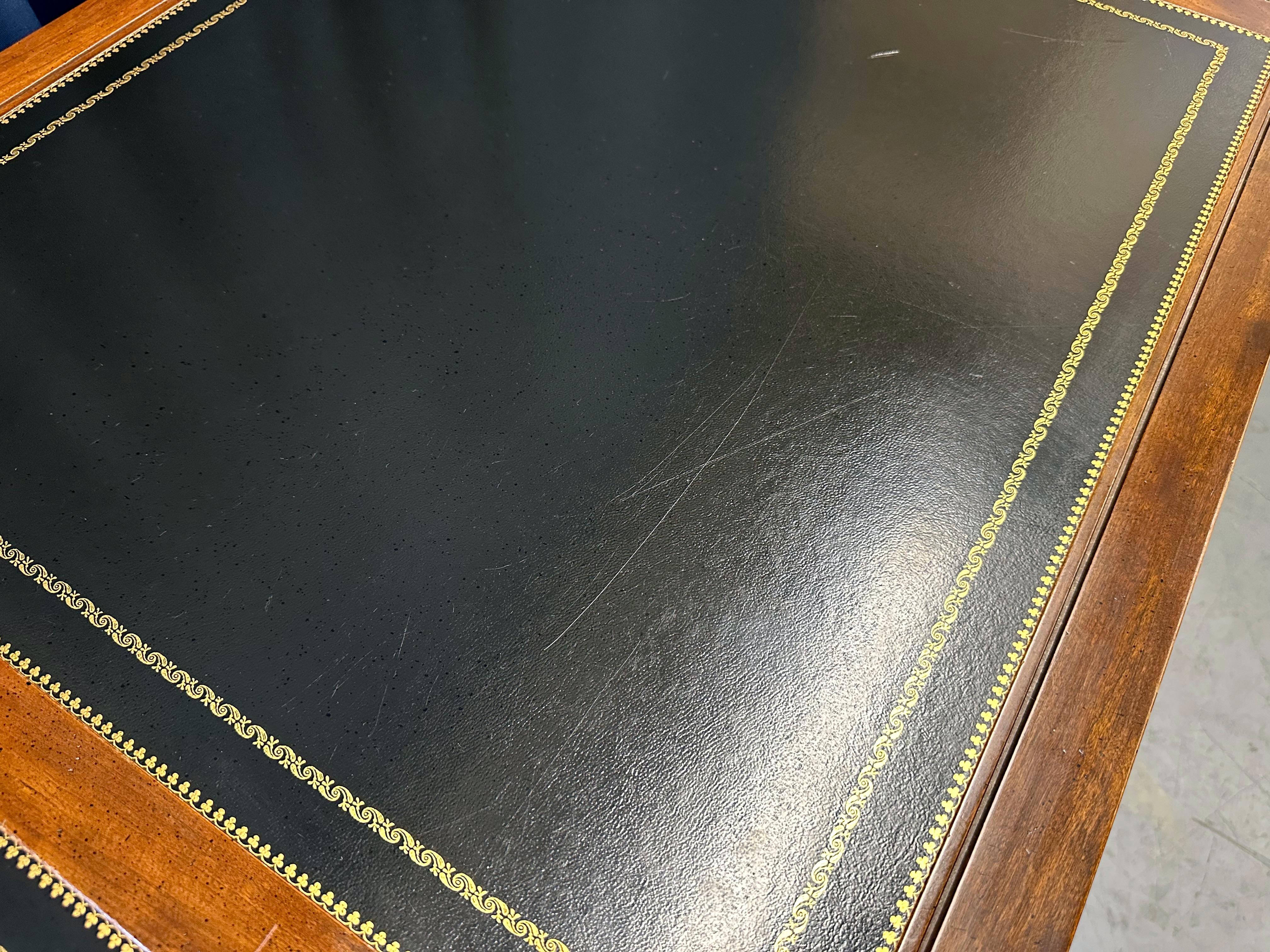 Ottone Scrivania Campaigner di Sligh Furniture in cuoio, mogano e ottone in vendita