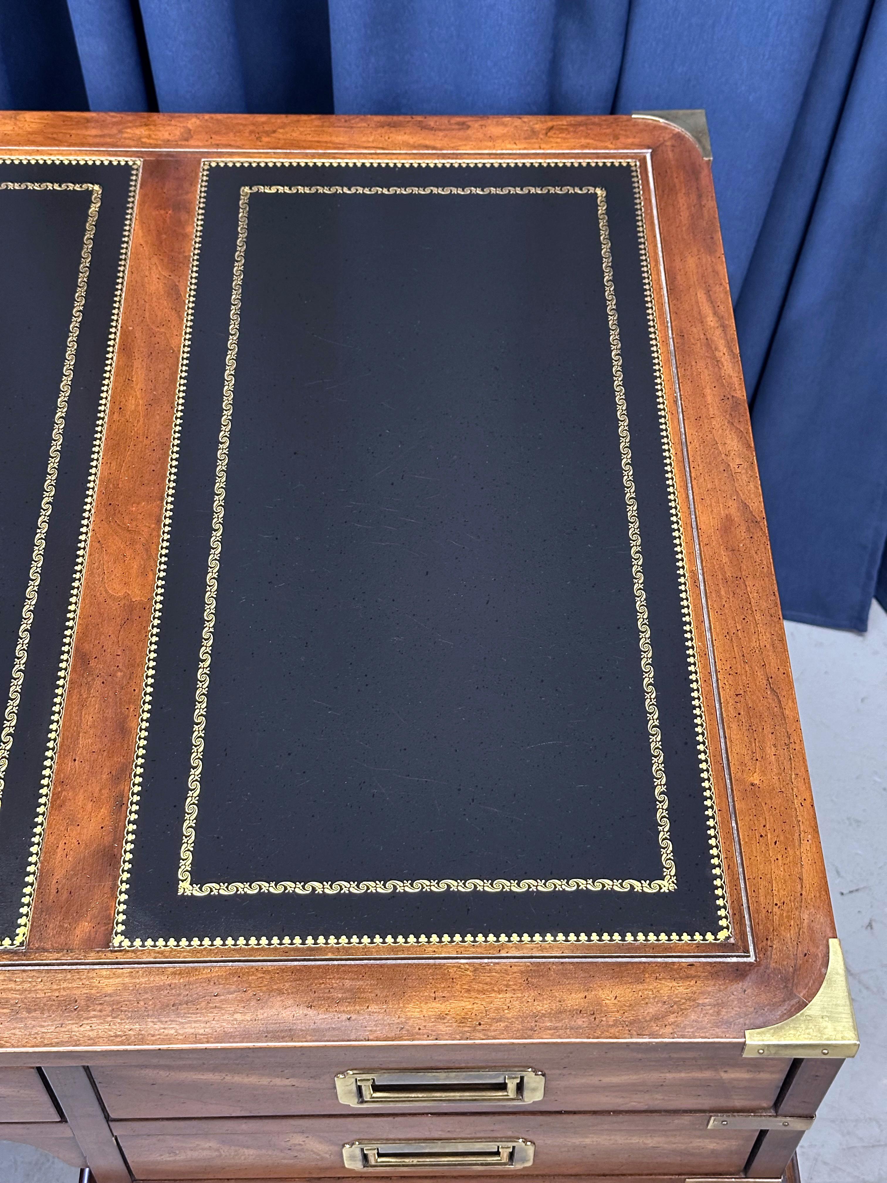 Scrivania Campaigner di Sligh Furniture in cuoio, mogano e ottone in vendita 2