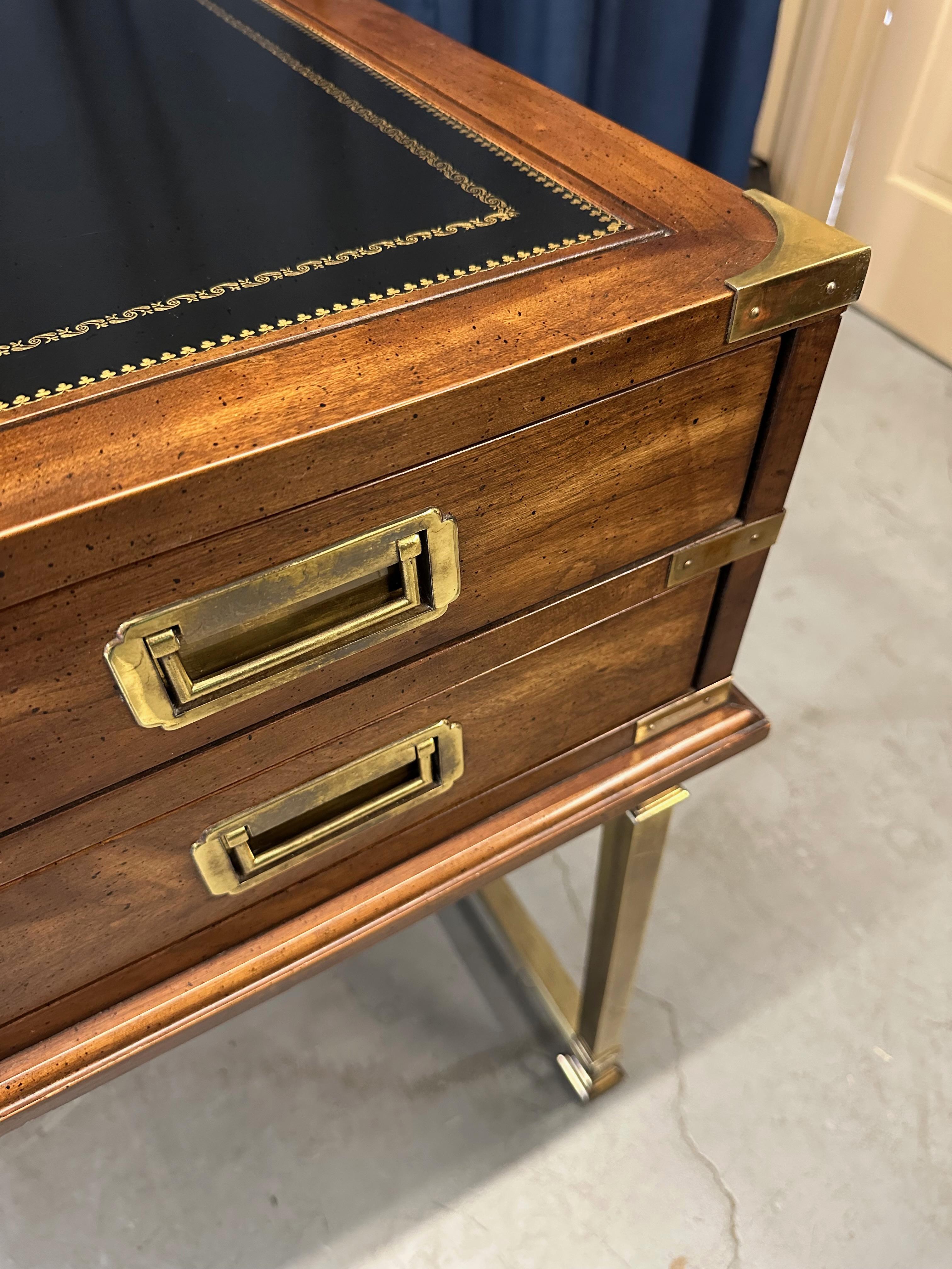 Sligh Furniture Campaign-Schreibtisch aus Leder, Mahagoni und Messing im Angebot 3