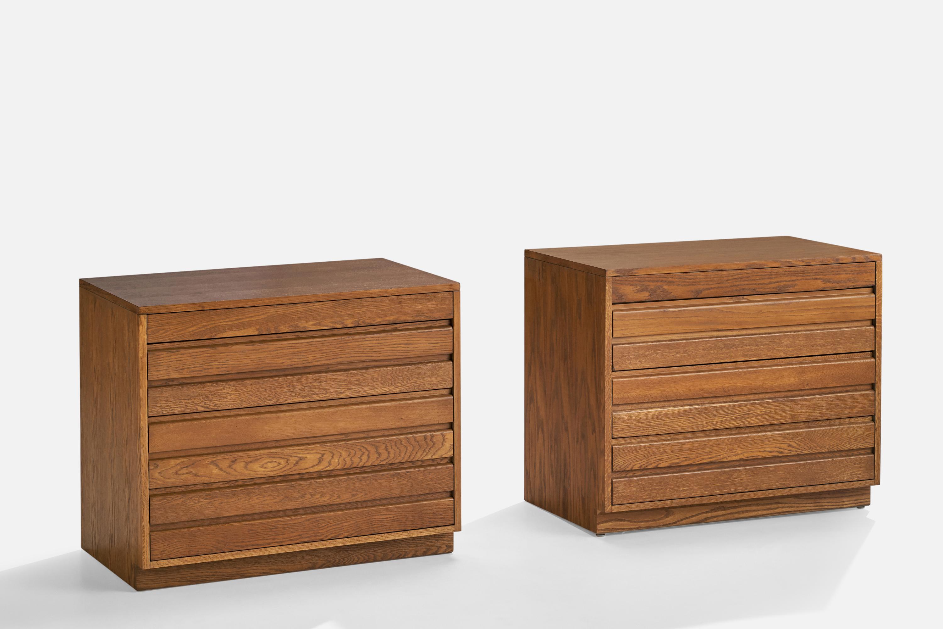 A pair of solid oak chests of drawers designed and produced by Sligh Furniture, US, 1950s.