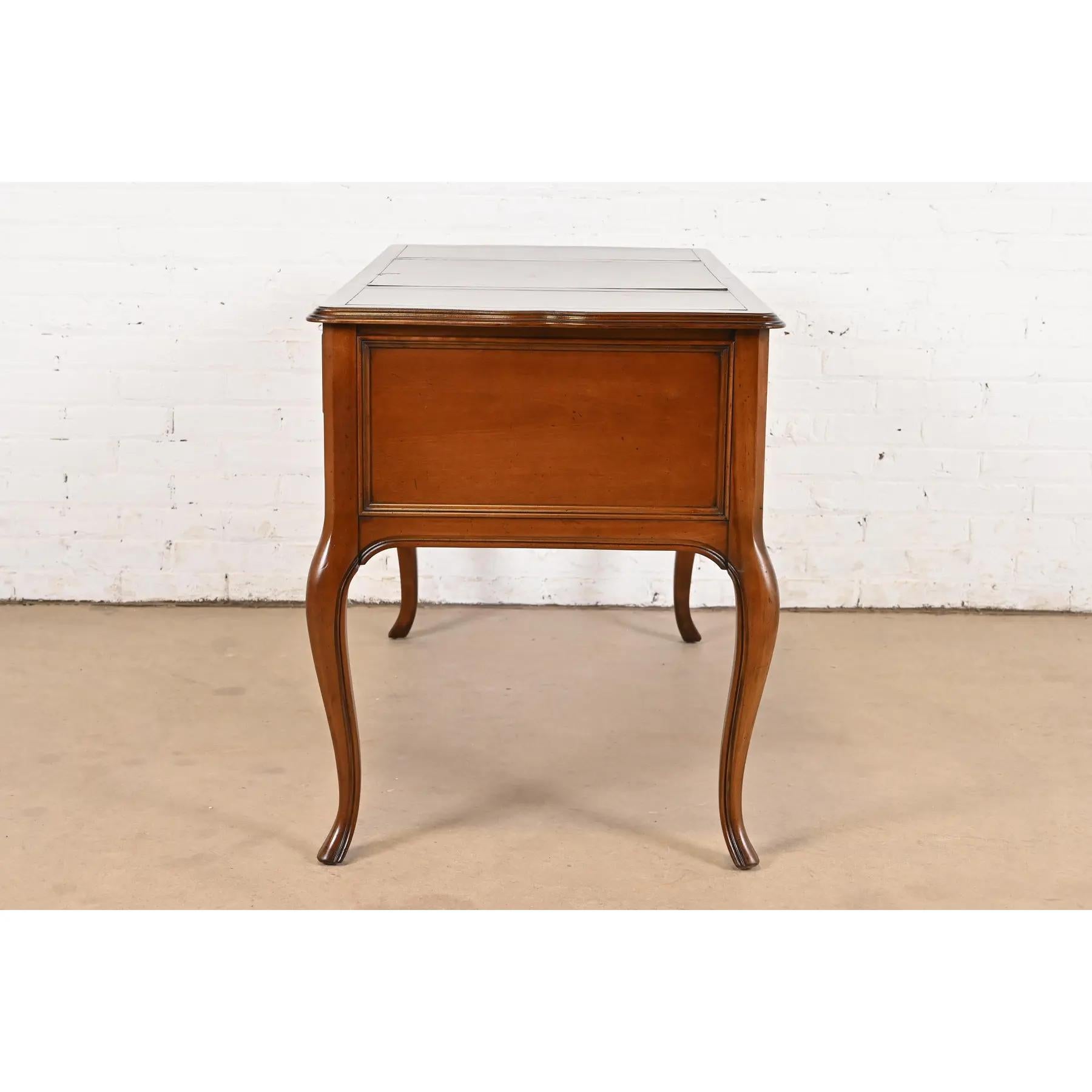 Sligh Furniture Escritorio provincial francés Luis XV tallado en madera de cerezo en venta 5