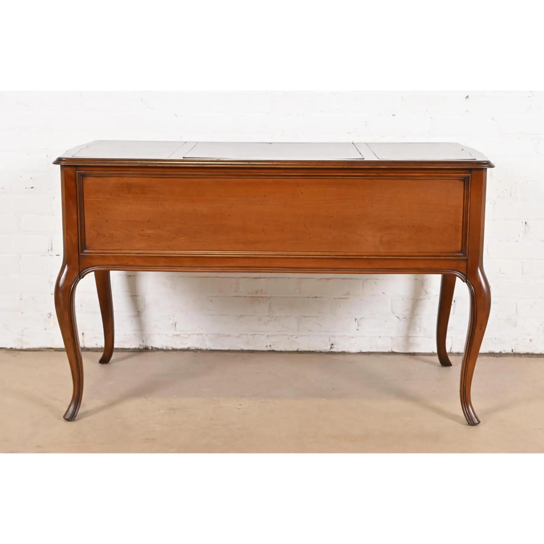 Sligh Furniture Escritorio provincial francés Luis XV tallado en madera de cerezo en venta 6