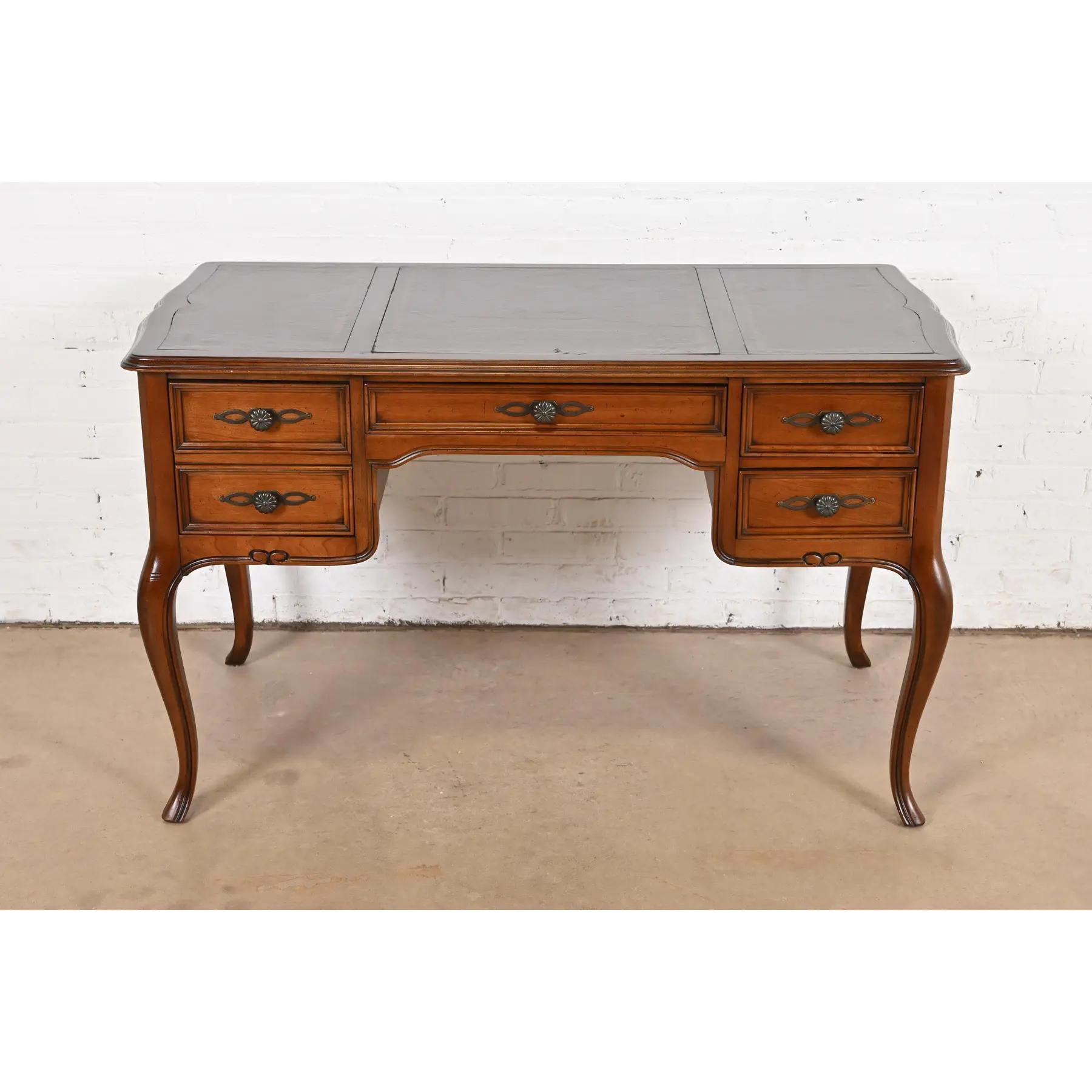 Sligh Furniture Escritorio provincial francés Luis XV tallado en madera de cerezo Estadounidense en venta