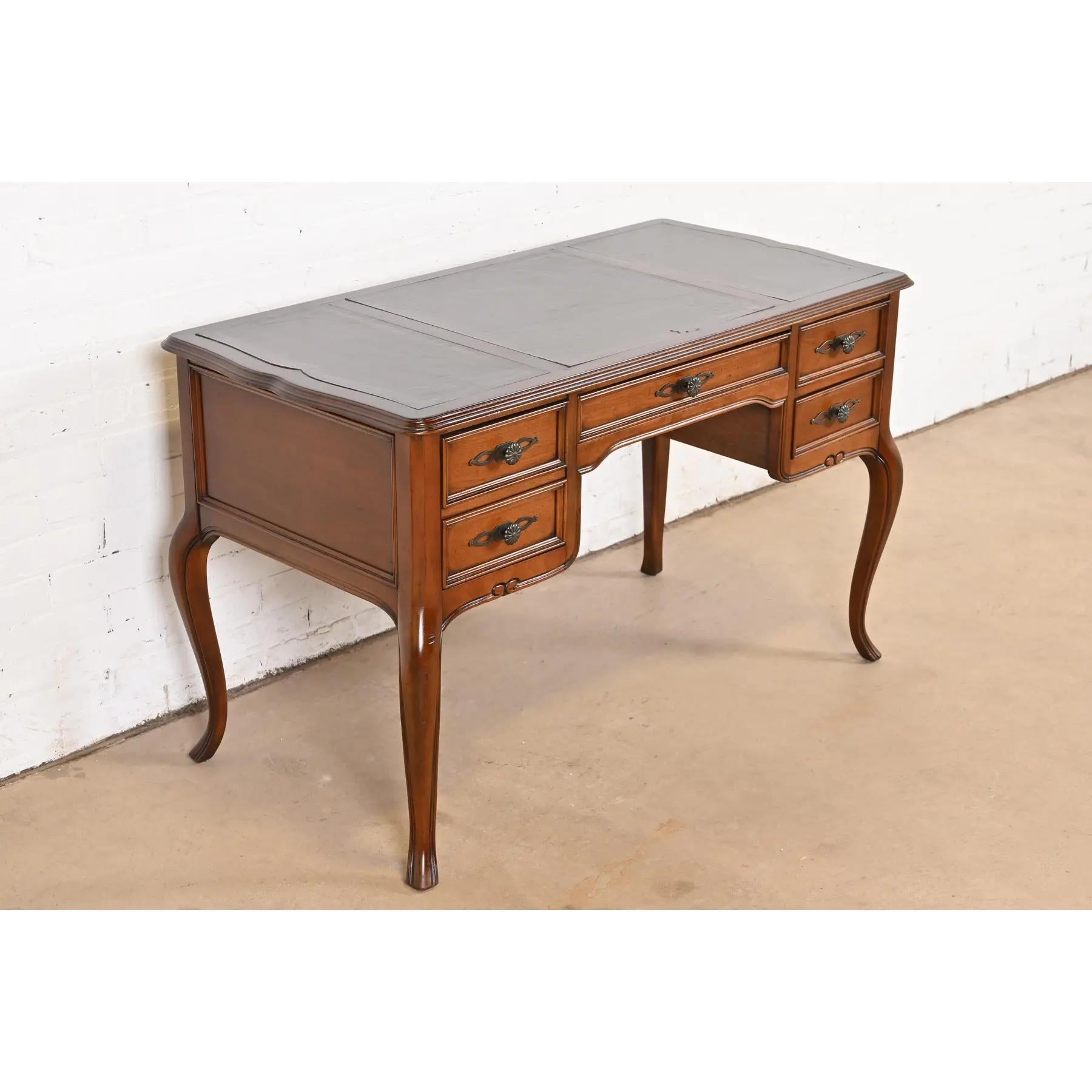 Sligh Furniture Escritorio provincial francés Luis XV tallado en madera de cerezo mediados del siglo XX en venta