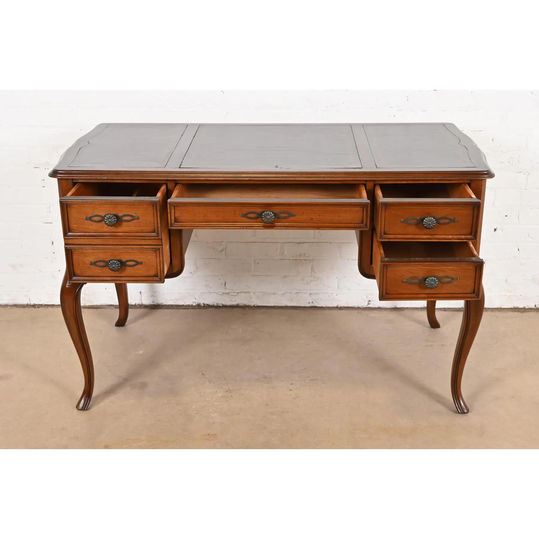 Sligh Furniture Escritorio provincial francés Luis XV tallado en madera de cerezo Latón en venta
