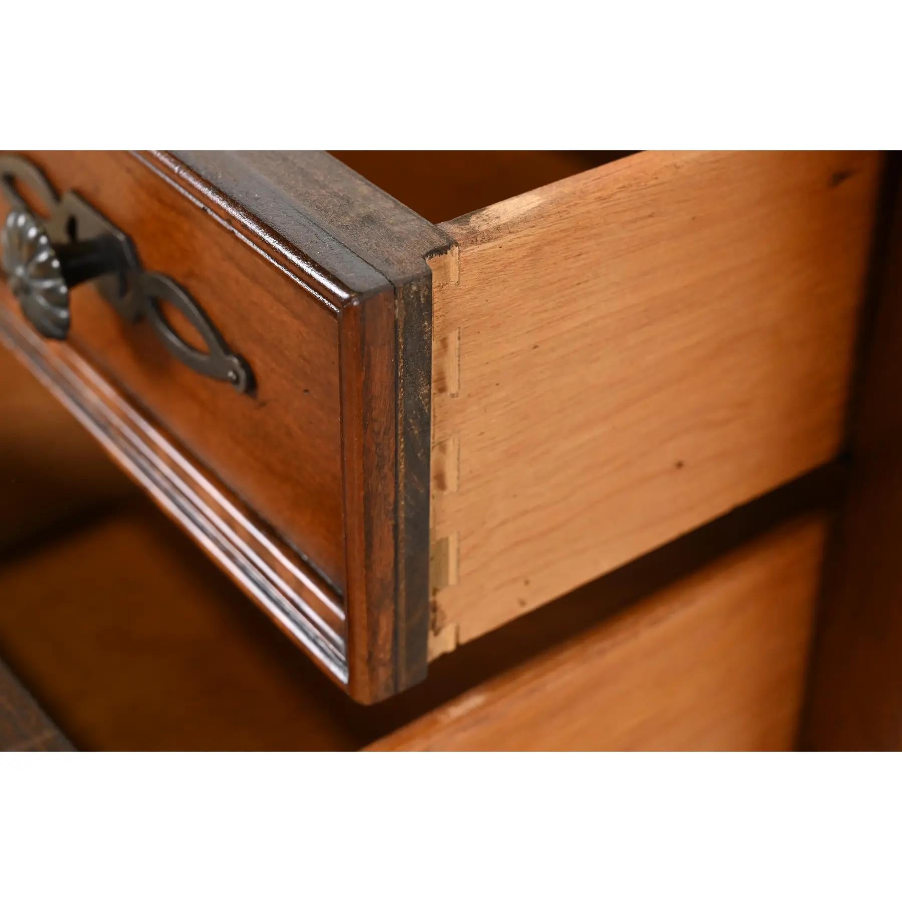 Sligh Furniture Escritorio provincial francés Luis XV tallado en madera de cerezo en venta 1