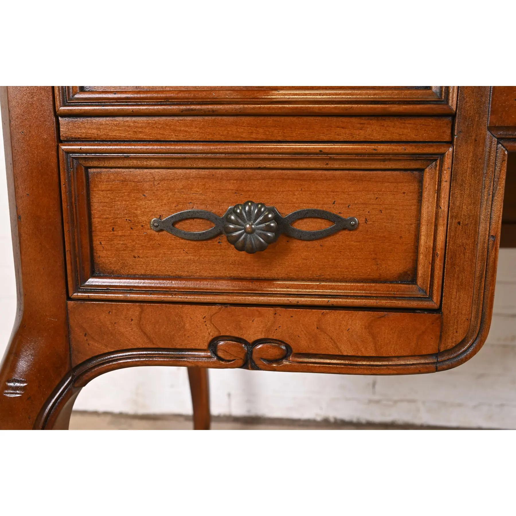 Sligh Furniture Escritorio provincial francés Luis XV tallado en madera de cerezo en venta 2