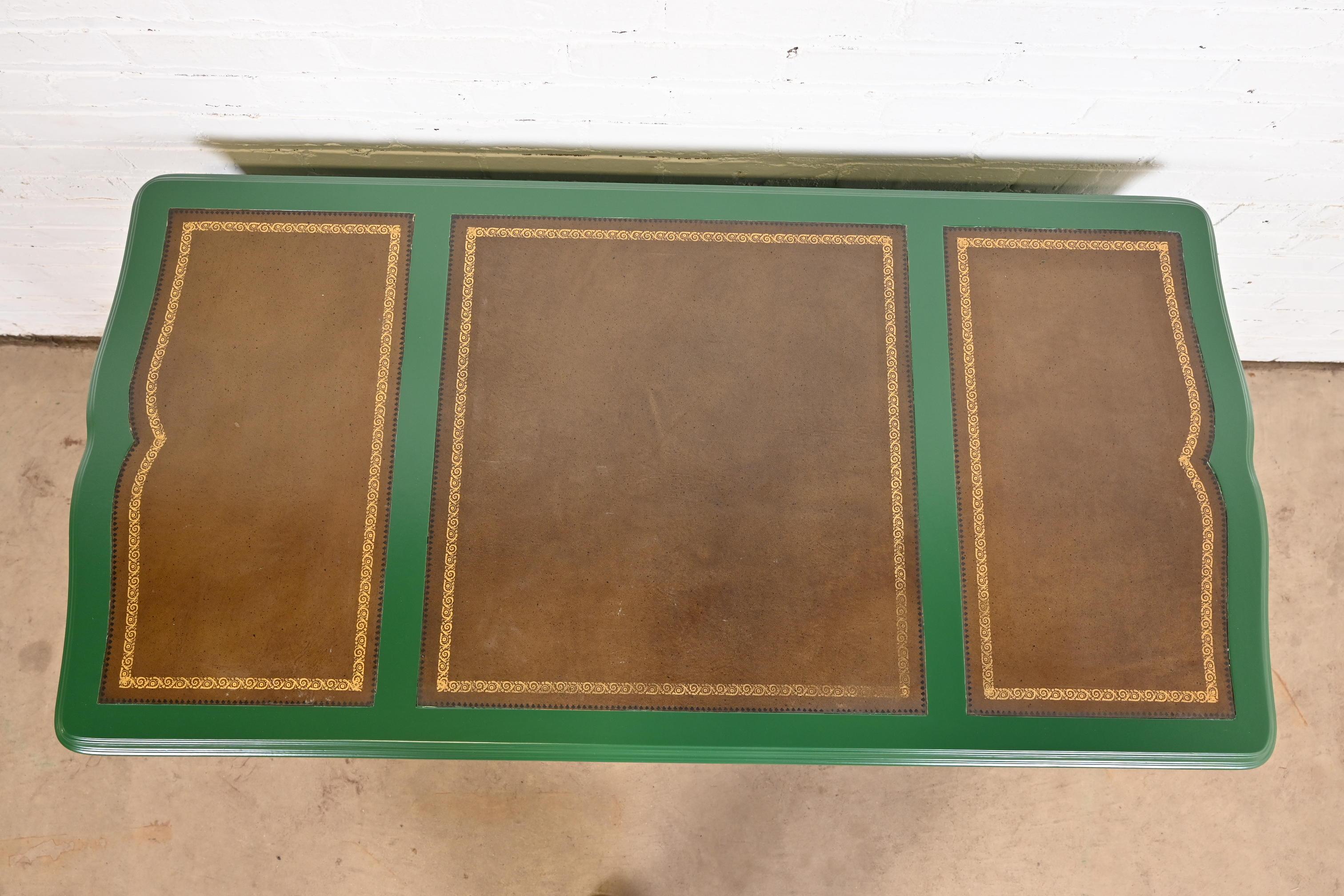 Sligh Furniture Escritorio provincial francés Luis XV con tapa de cuero lacado en verde en venta 3