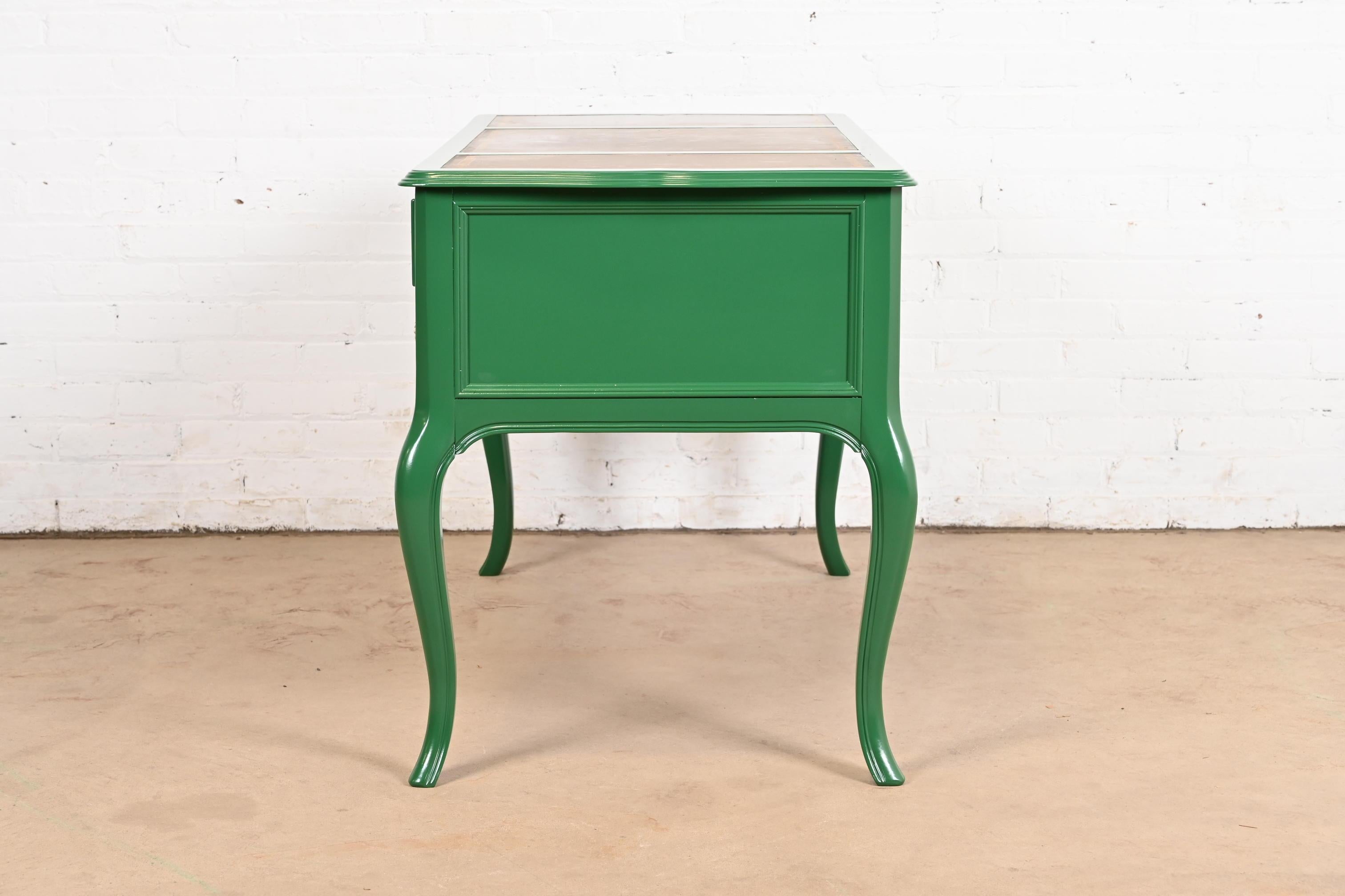 Sligh Furniture Escritorio provincial francés Luis XV con tapa de cuero lacado en verde en venta 4