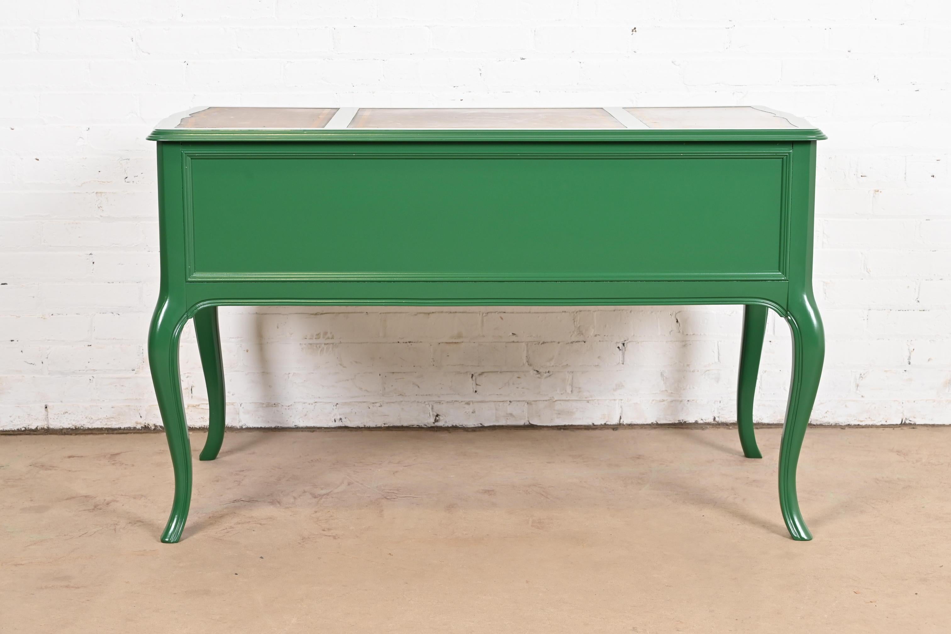 Sligh Furniture Escritorio provincial francés Luis XV con tapa de cuero lacado en verde en venta 5