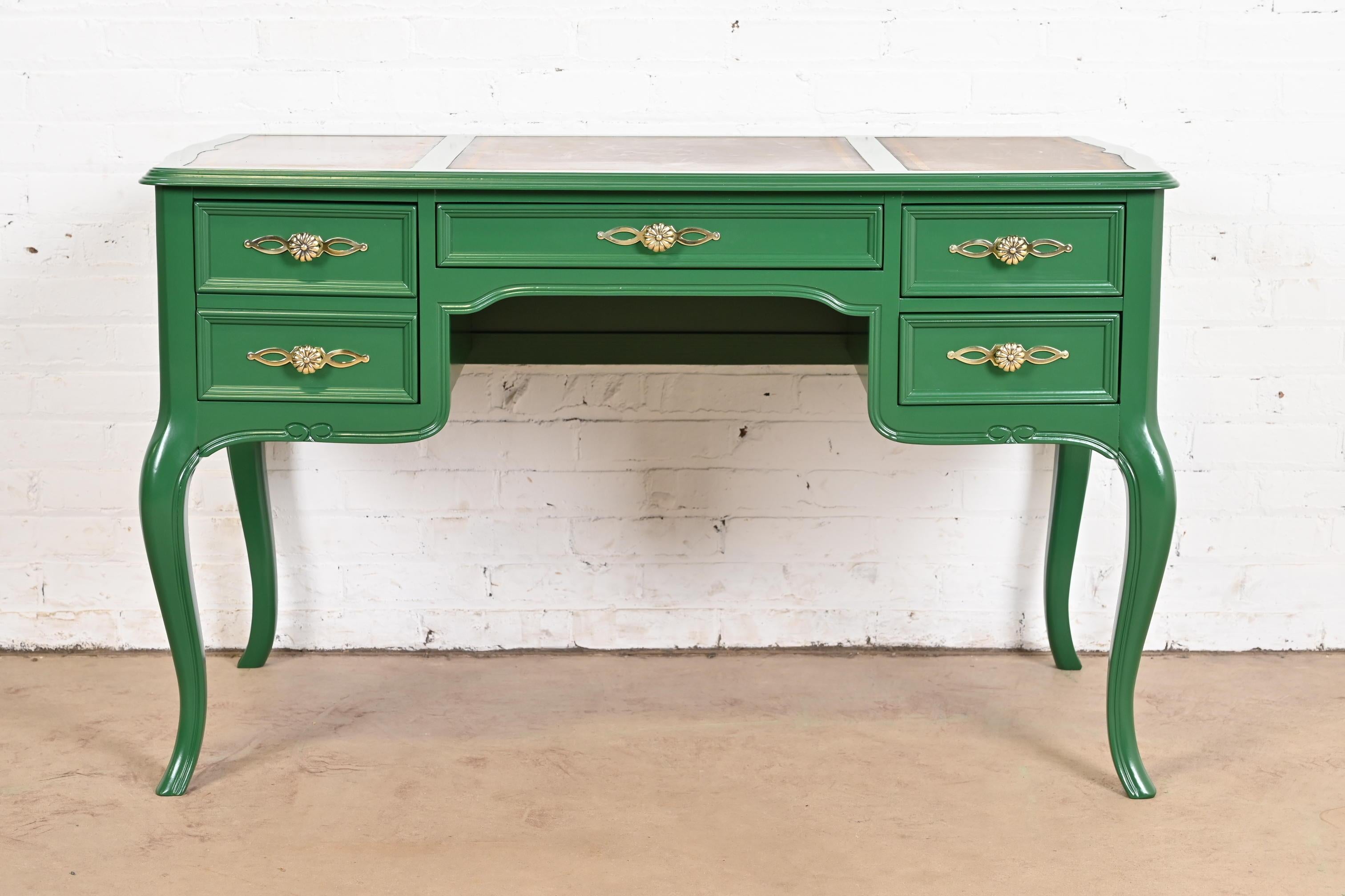 Un precioso escritorio provincial francés de estilo Luis XV

De Sligh Furniture

EE.UU., alrededor de 1960

Madera de cerezo lacada en verde, con tapa de cuero repujado y herrajes originales de latón.

Medidas: 48
