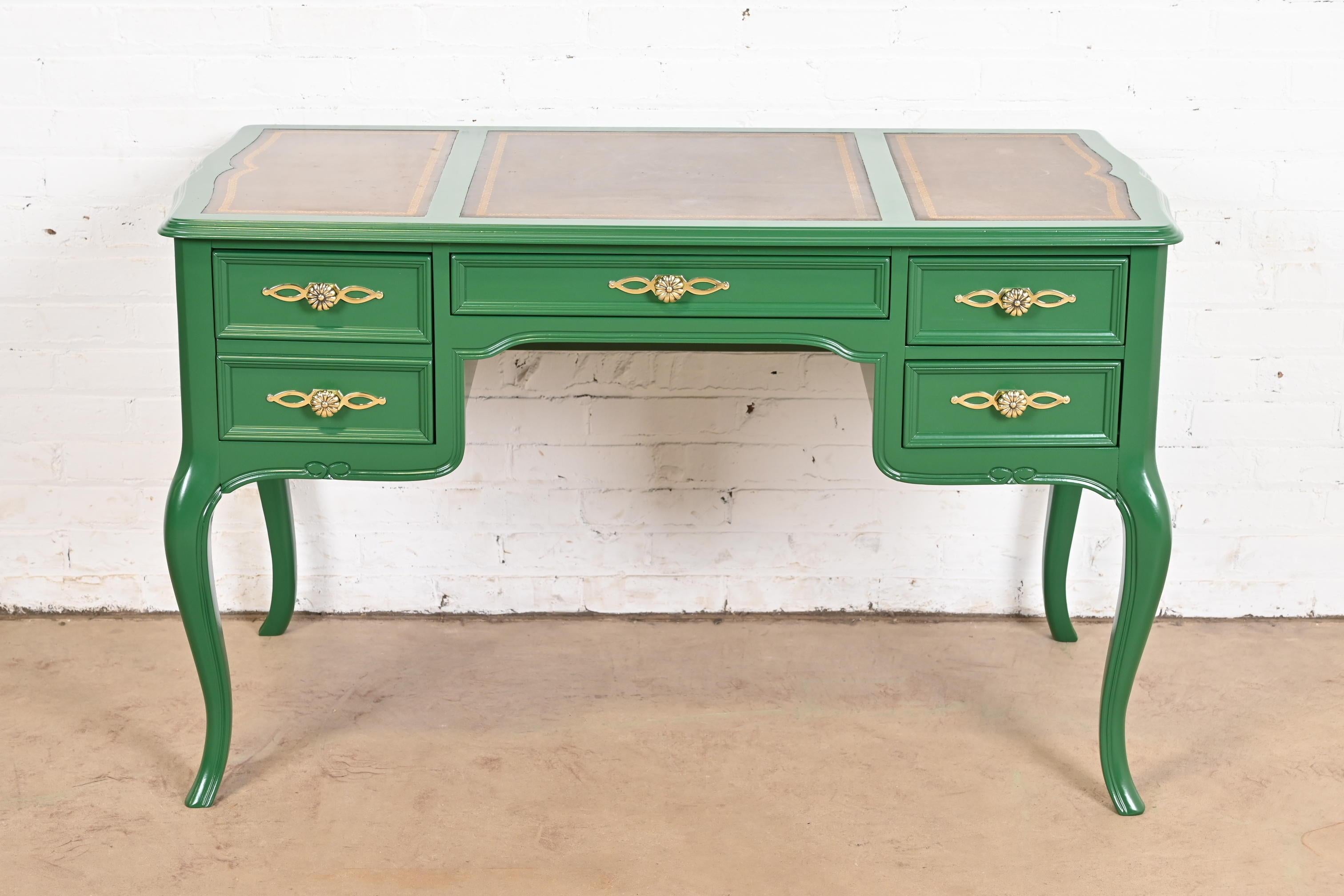 Sligh Furniture Escritorio provincial francés Luis XV con tapa de cuero lacado en verde Provincial francés en venta