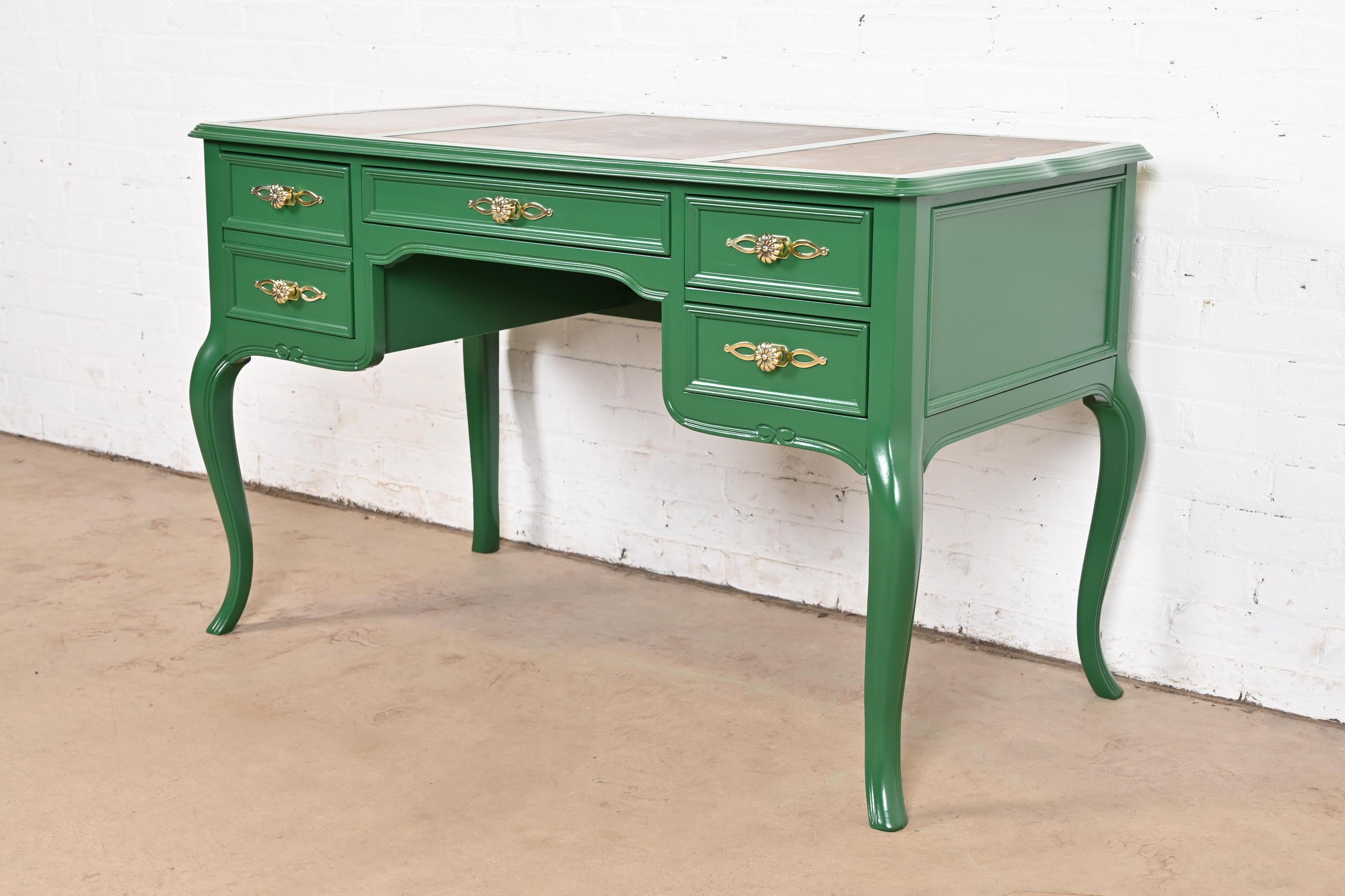 Sligh Furniture Escritorio provincial francés Luis XV con tapa de cuero lacado en verde Estadounidense en venta